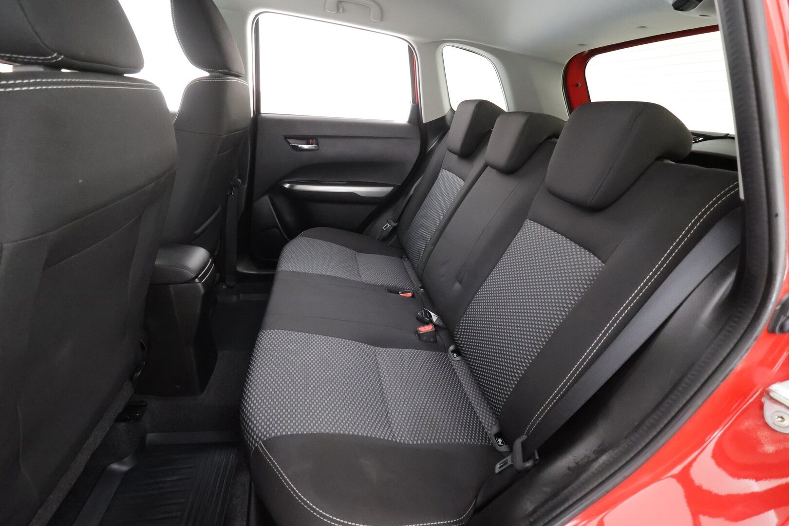 Suzuki Vitara 2022 1,4 BOOSTERJET 4WD GL+ HYBRID * Suomi-auto / ACC / LED / P.Kamera / Kaistavahti / Sisätilanlämmitin * - Kahdet Renkaat