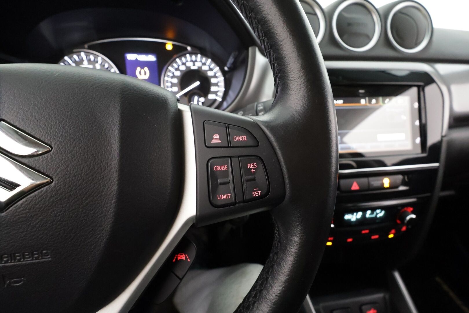 Suzuki Vitara 2022 1,4 BOOSTERJET 4WD GL+ HYBRID * Suomi-auto / ACC / LED / P.Kamera / Kaistavahti / Sisätilanlämmitin * - Kahdet Renkaat