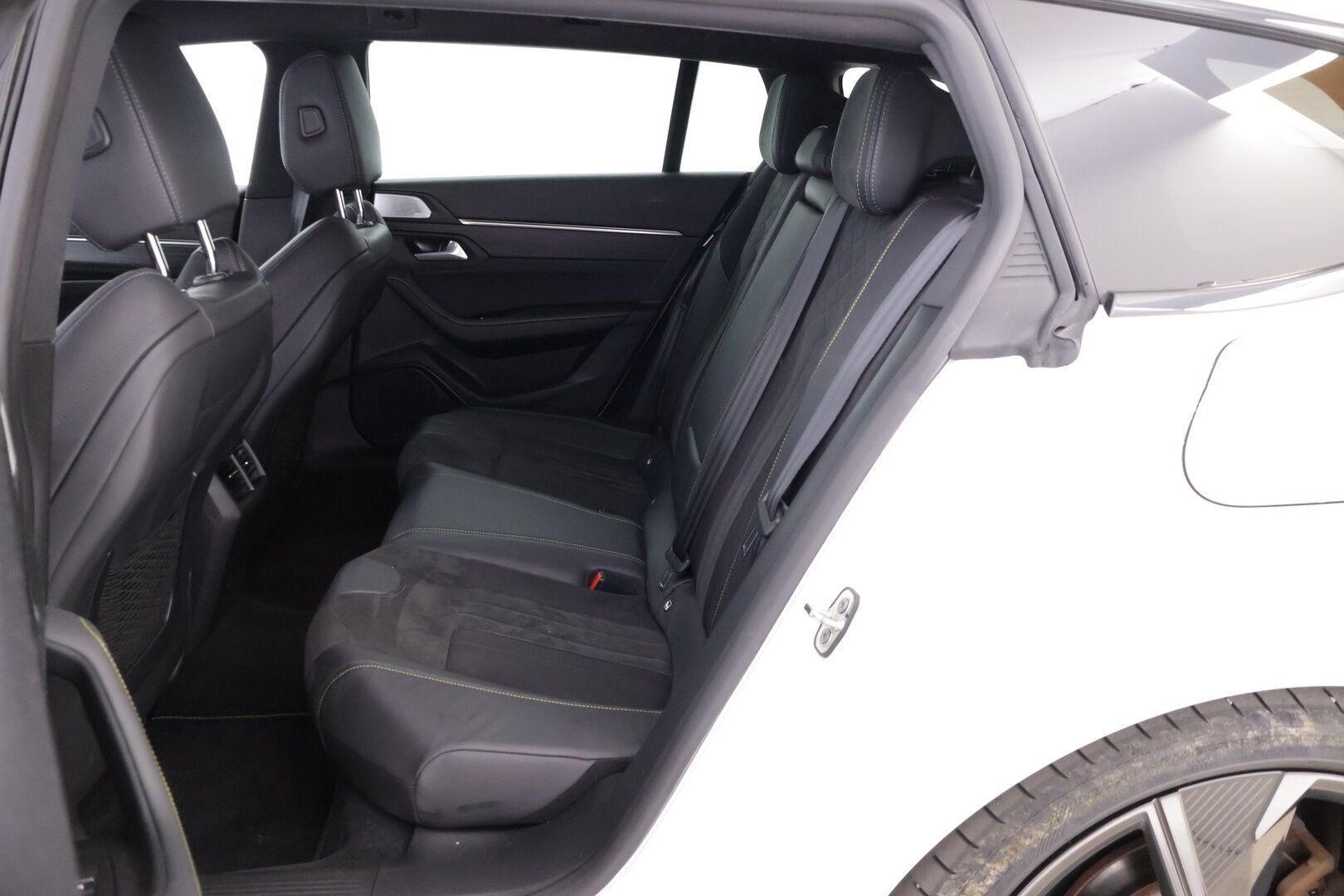 Peugeot 508 2021 SW PSE Hybrid4 360 EAT8 Peugeot *Sport Engineered / ACC / Focal / Night Vision / Hierovat penkit / 360-Kamera / LED* - 360hv! / Kahdet tyylikkäät OEM vanteet! / Merkkirenkaat / Merkkihuollettu - HULLU BLACKWEEK KORKOTARJOUS 2,49%