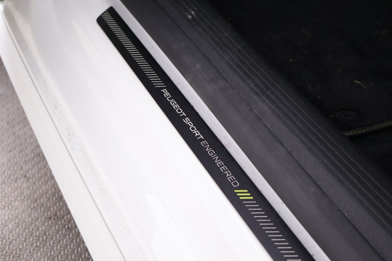 Peugeot 508 2021 SW PSE Hybrid4 360 EAT8 Peugeot *Sport Engineered / ACC / Focal / Night Vision / Hierovat penkit / 360-Kamera / LED* - 360hv! / Kahdet tyylikkäät OEM vanteet! / Merkkirenkaat / Merkkihuollettu