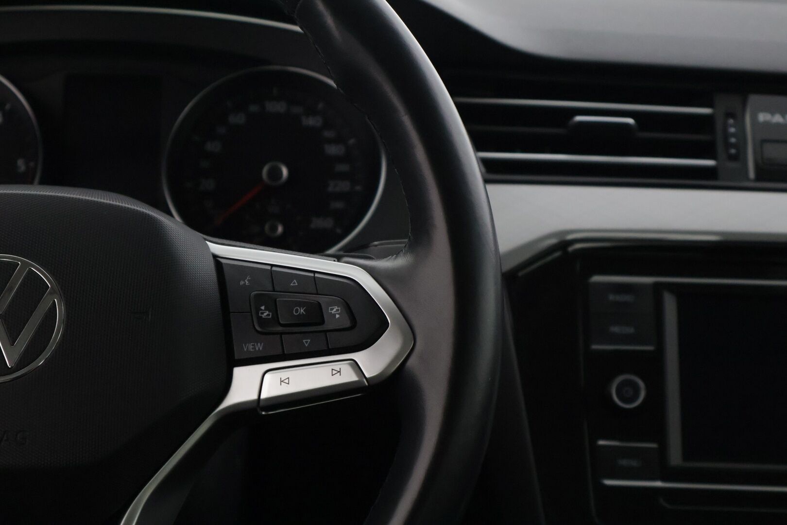Volkswagen Passat 2021 Variant 2,0 TDI EVO SCR 110 kW DSG-automaatti* 2-.om Suomi-auto / Webasto / Koukku / Tutkat / Adaptivakkari / Sähköluukku * - * Esimerkillinen huoltohistoria / 2-om. Suomi-Auto / Halutumpi tumma väri / Hyvät varusteet * 