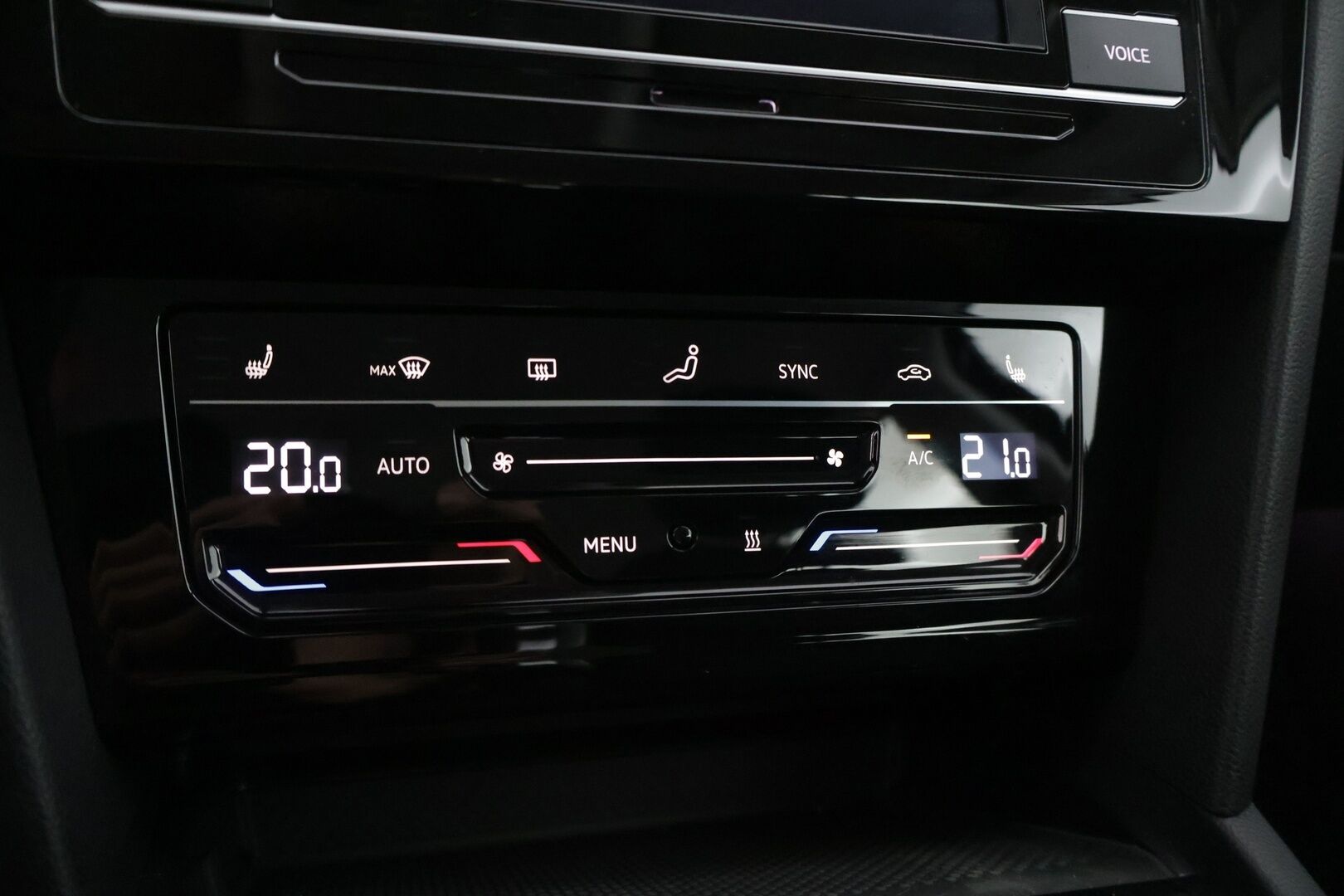 Volkswagen Passat 2021 Variant 2,0 TDI EVO SCR 110 kW DSG-automaatti* 2-.om Suomi-auto / Webasto / Koukku / Tutkat / Adaptivakkari / Sähköluukku * - * Esimerkillinen huoltohistoria / 2-om. Suomi-Auto / Halutumpi tumma väri / Hyvät varusteet * 