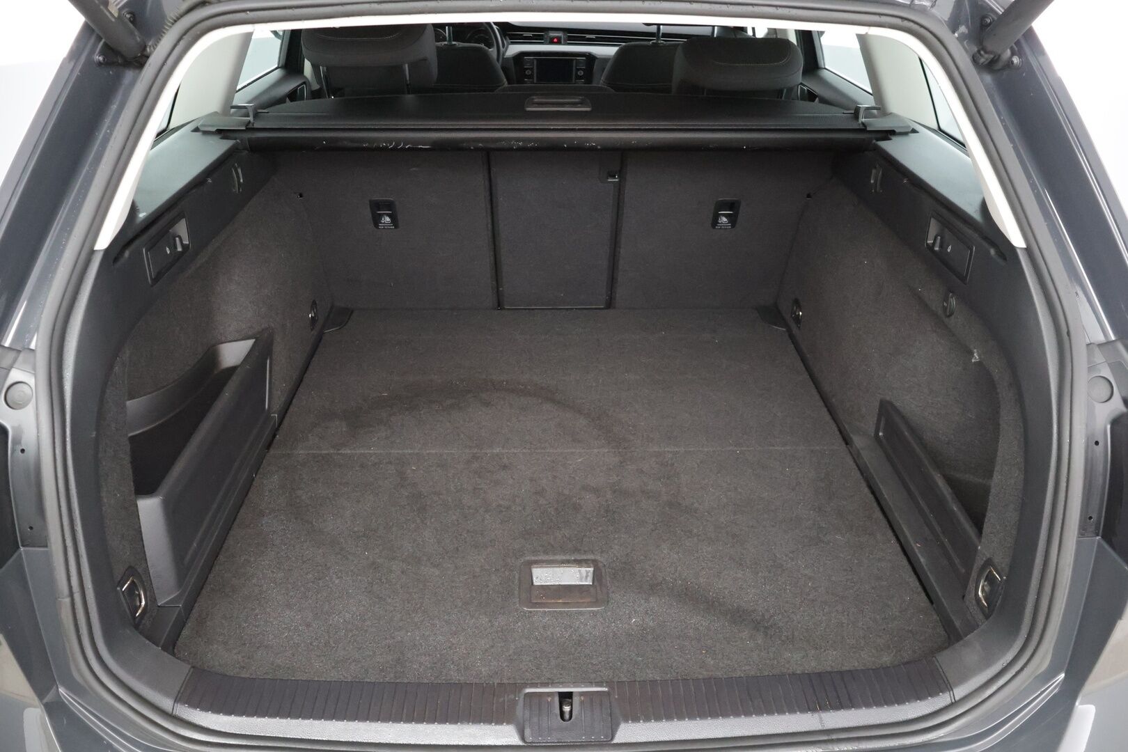 Volkswagen Passat 2021 PASSAT Farmari (AC) 5ov 1968cm3 A * 2-.om Suomi-auto / Webasto / Koukku / Tutkat / Adaptivakkari / Sähköluukku * - * Esimerkillinen huoltohistoria / 2-om. Suomi-Auto / Halutumpi tumma väri / Hyvät varusteet * 