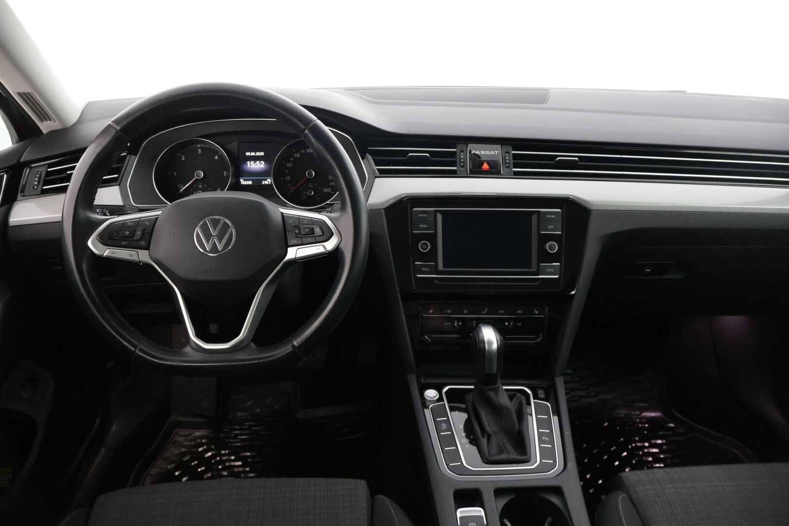 Volkswagen Passat 2021 PASSAT Farmari (AC) 5ov 1968cm3 A * 2-.om Suomi-auto / Webasto / Koukku / Tutkat / Adaptivakkari / Sähköluukku * - * Esimerkillinen huoltohistoria / 2-om. Suomi-Auto / Halutumpi tumma väri / Hyvät varusteet * 