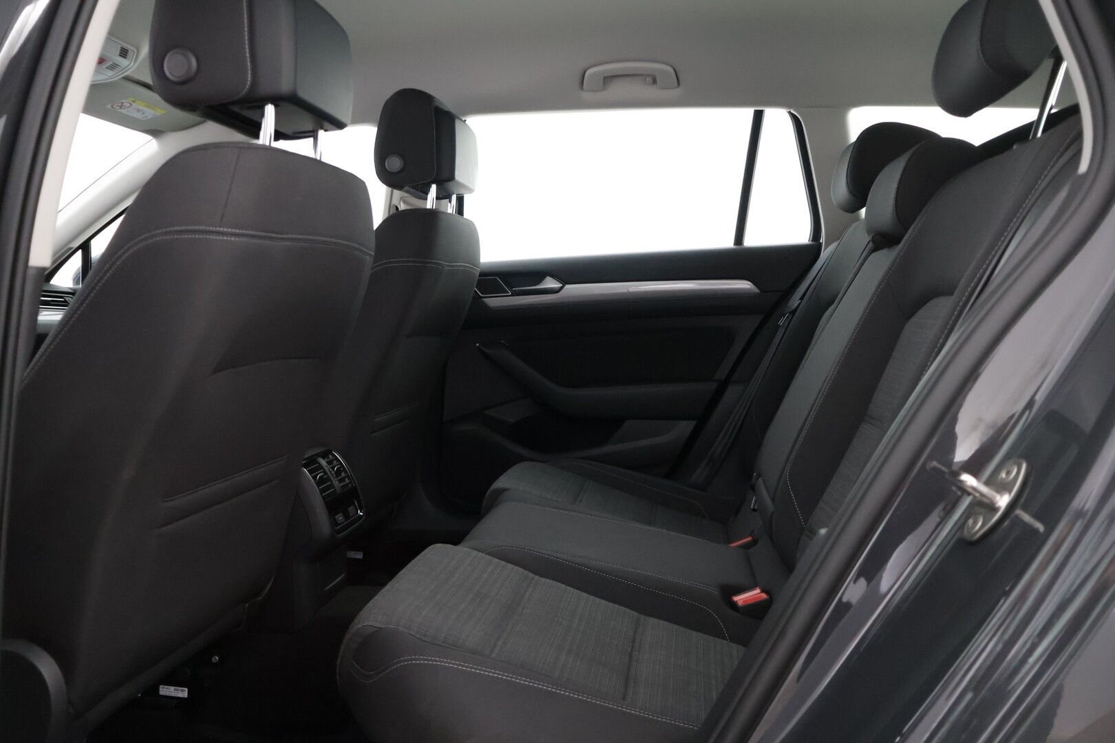 Volkswagen Passat 2021 Variant 2,0 TDI EVO SCR 110 kW DSG-automaatti* 2-.om Suomi-auto / Webasto / Koukku / Tutkat / Adaptivakkari / Sähköluukku * - * Esimerkillinen huoltohistoria / 2-om. Suomi-Auto / Halutumpi tumma väri / Hyvät varusteet * 
