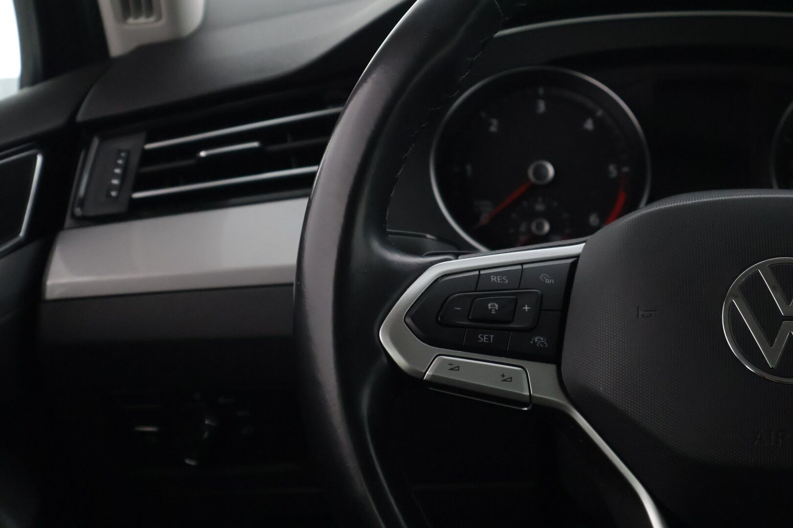 Volkswagen Passat 2021 Variant 2,0 TDI EVO SCR 110 kW DSG-automaatti* 2-.om Suomi-auto / Webasto / Koukku / Tutkat / Adaptivakkari / Sähköluukku * - * Esimerkillinen huoltohistoria / 2-om. Suomi-Auto / Halutumpi tumma väri / Hyvät varusteet * 