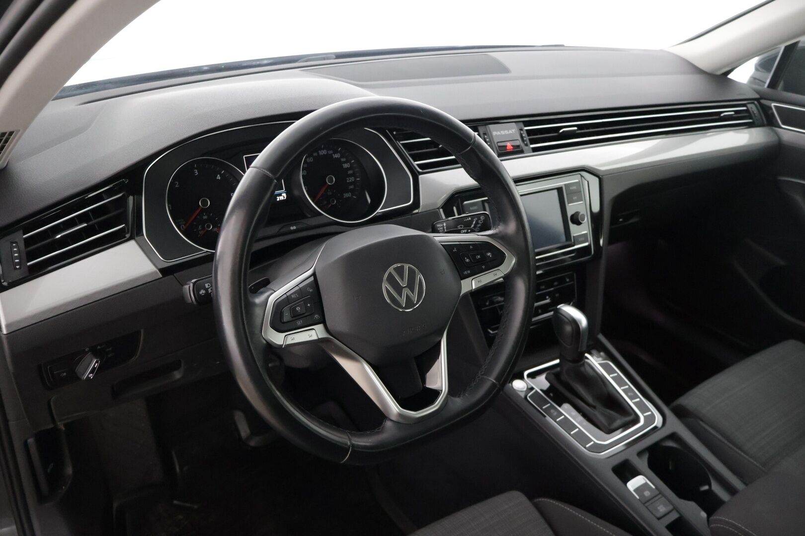 Volkswagen Passat 2021 PASSAT Farmari (AC) 5ov 1968cm3 A * 2-.om Suomi-auto / Webasto / Koukku / Tutkat / Adaptivakkari / Sähköluukku * - * Esimerkillinen huoltohistoria / 2-om. Suomi-Auto / Halutumpi tumma väri / Hyvät varusteet * 