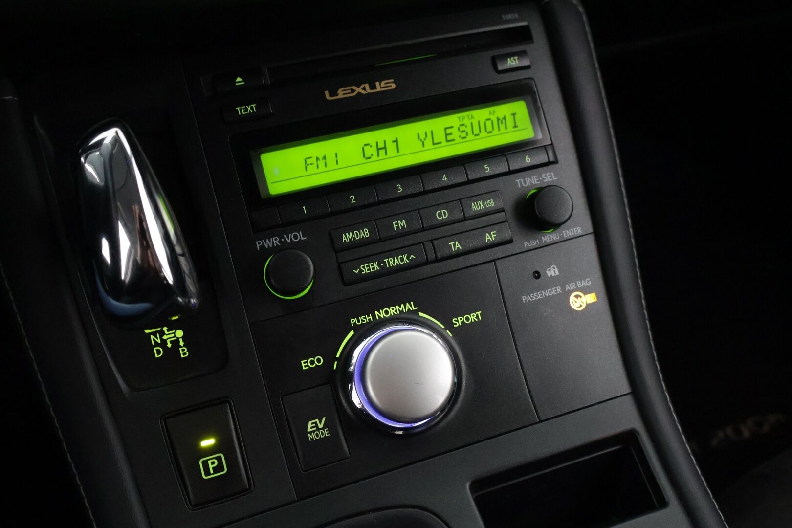 Lexus CT 2013 200H * P-Kamera / Vakionopeudensäädin / Alcantara penkit * - Myydään juuri katsastettuna / Siisti yksilö kyseessä / Kummatkin renkaat ajokuntoiset* - HULLUT JOULUT KORKOTARJOUS 2,49% 