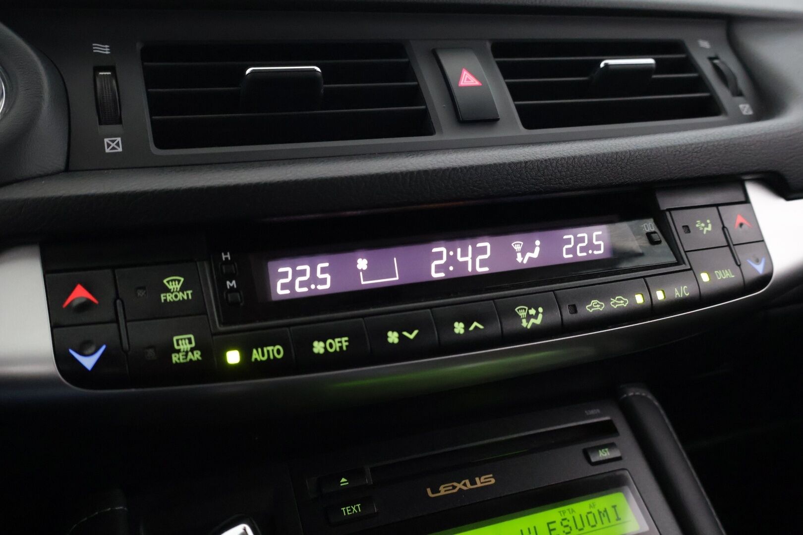 Lexus CT 2013 200H * P-Kamera / Vakionopeudensäädin / Alcantara penkit * - Myydään juuri katsastettuna / Siisti yksilö kyseessä / Kummatkin renkaat ajokuntoiset* - HULLUT JOULUT KORKOTARJOUS 2,49% 