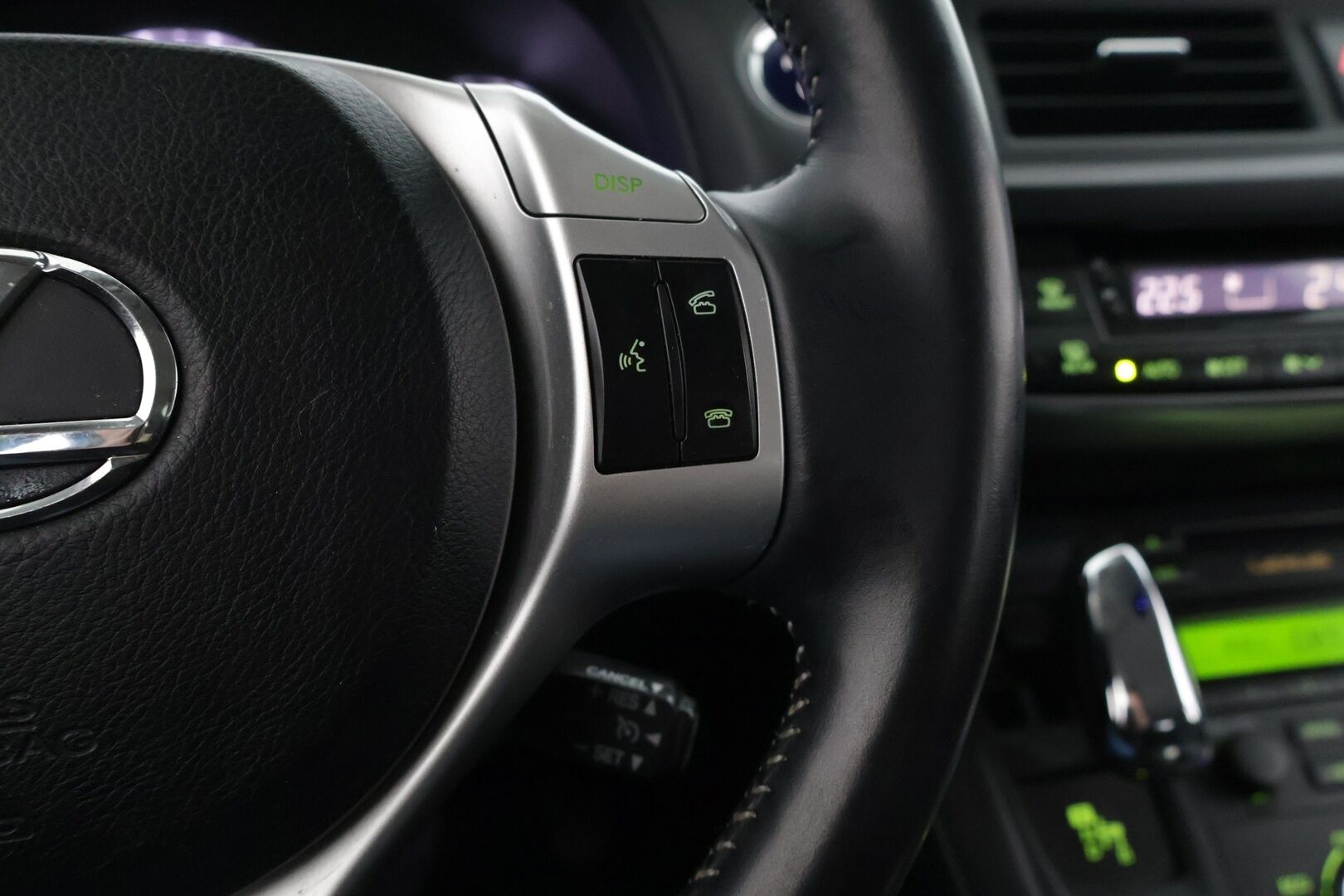 Lexus CT 2013 200H * P-Kamera / Vakionopeudensäädin / Alcantara penkit * - Myydään juuri katsastettuna / Siisti yksilö kyseessä / Kummatkin renkaat ajokuntoiset* - HULLUT JOULUT KORKOTARJOUS 2,49% 