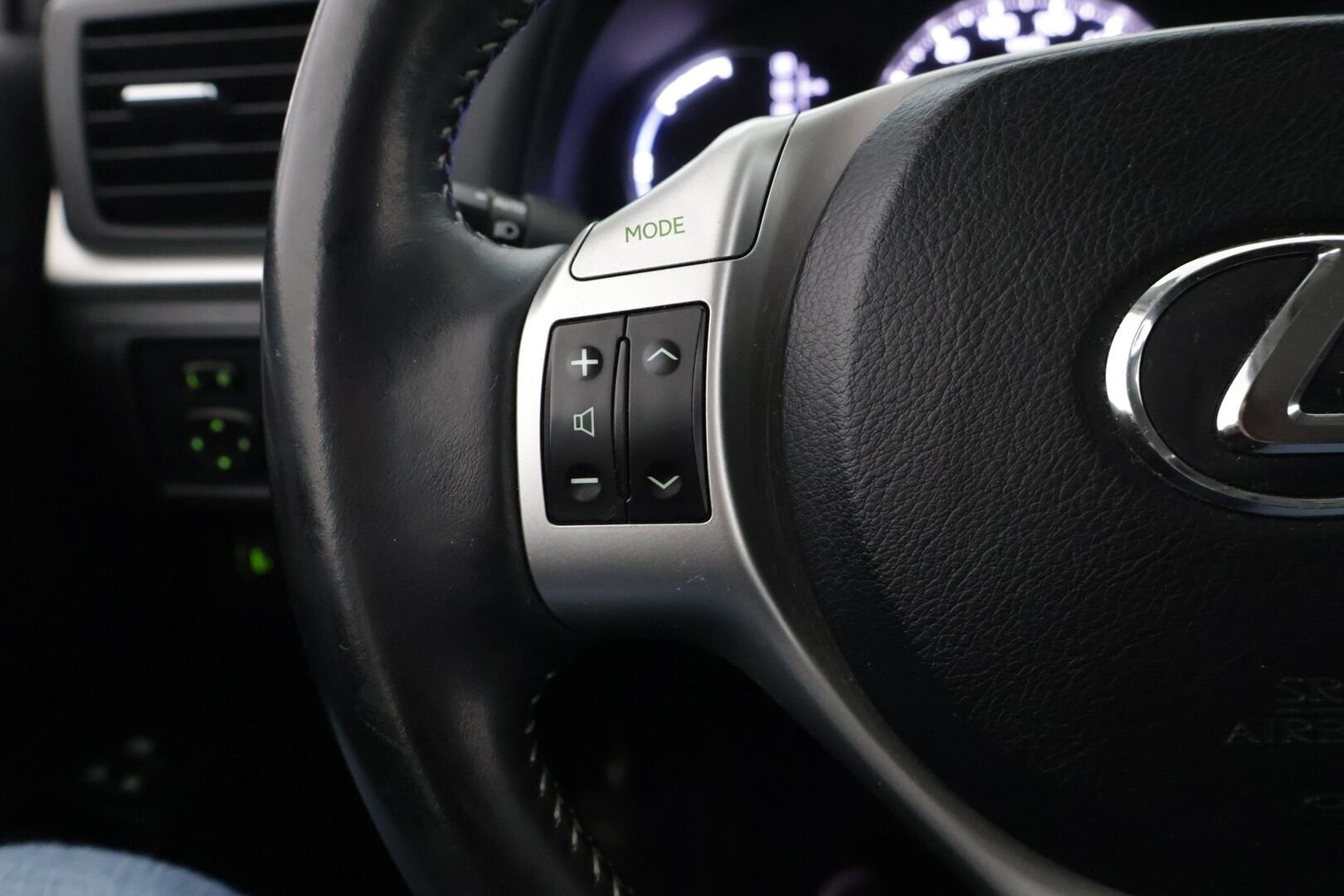 Lexus CT 2013 200H * P-Kamera / Vakionopeudensäädin / Alcantara penkit * - Myydään juuri katsastettuna / Siisti yksilö kyseessä / Kummatkin renkaat ajokuntoiset* - HULLUT JOULUT KORKOTARJOUS 2,49% 