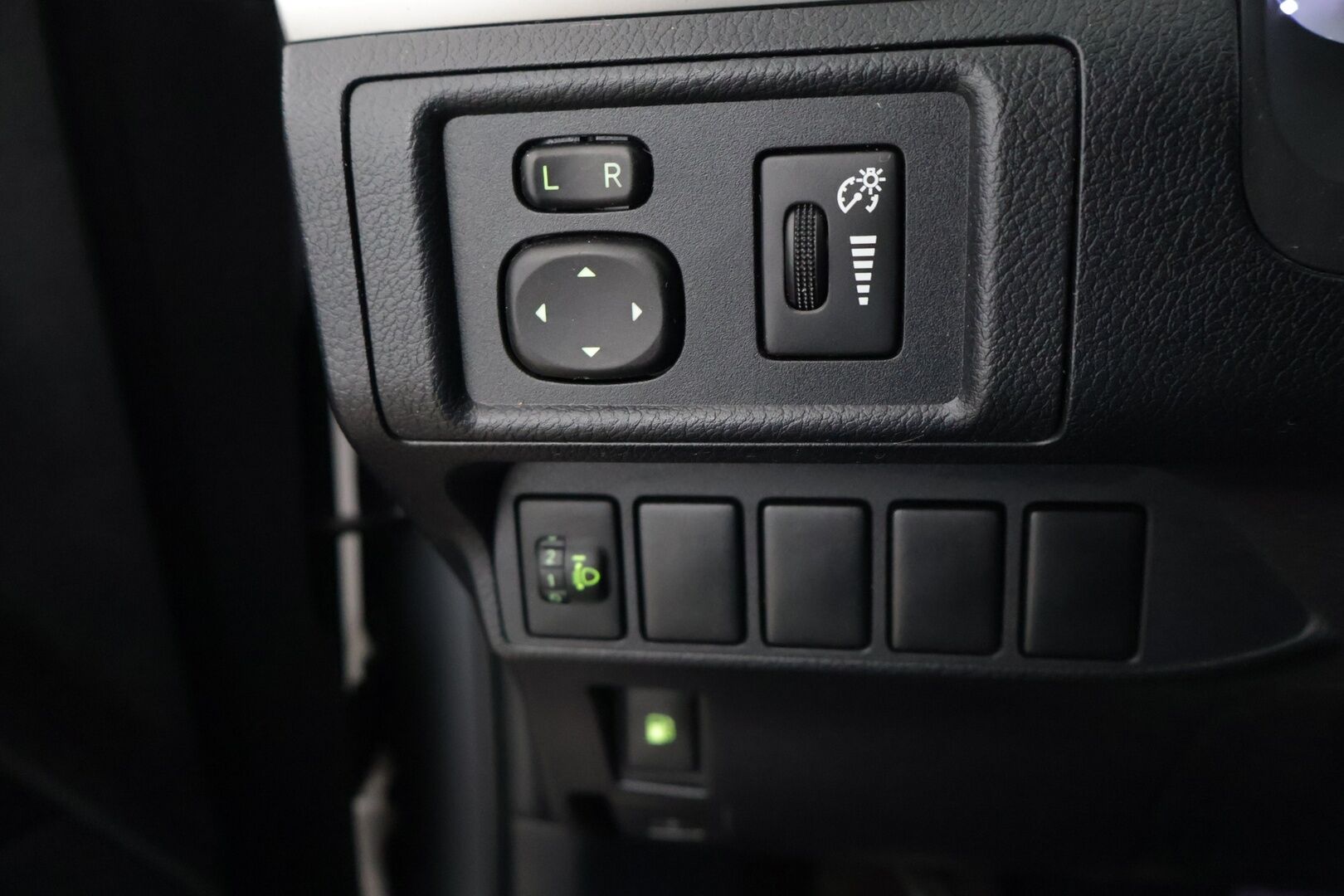 Lexus CT 2013 200H * P-Kamera / Vakionopeudensäädin / Alcantara penkit * - Myydään juuri katsastettuna / Siisti yksilö kyseessä / Kummatkin renkaat ajokuntoiset* - HULLUT JOULUT KORKOTARJOUS 2,49% 