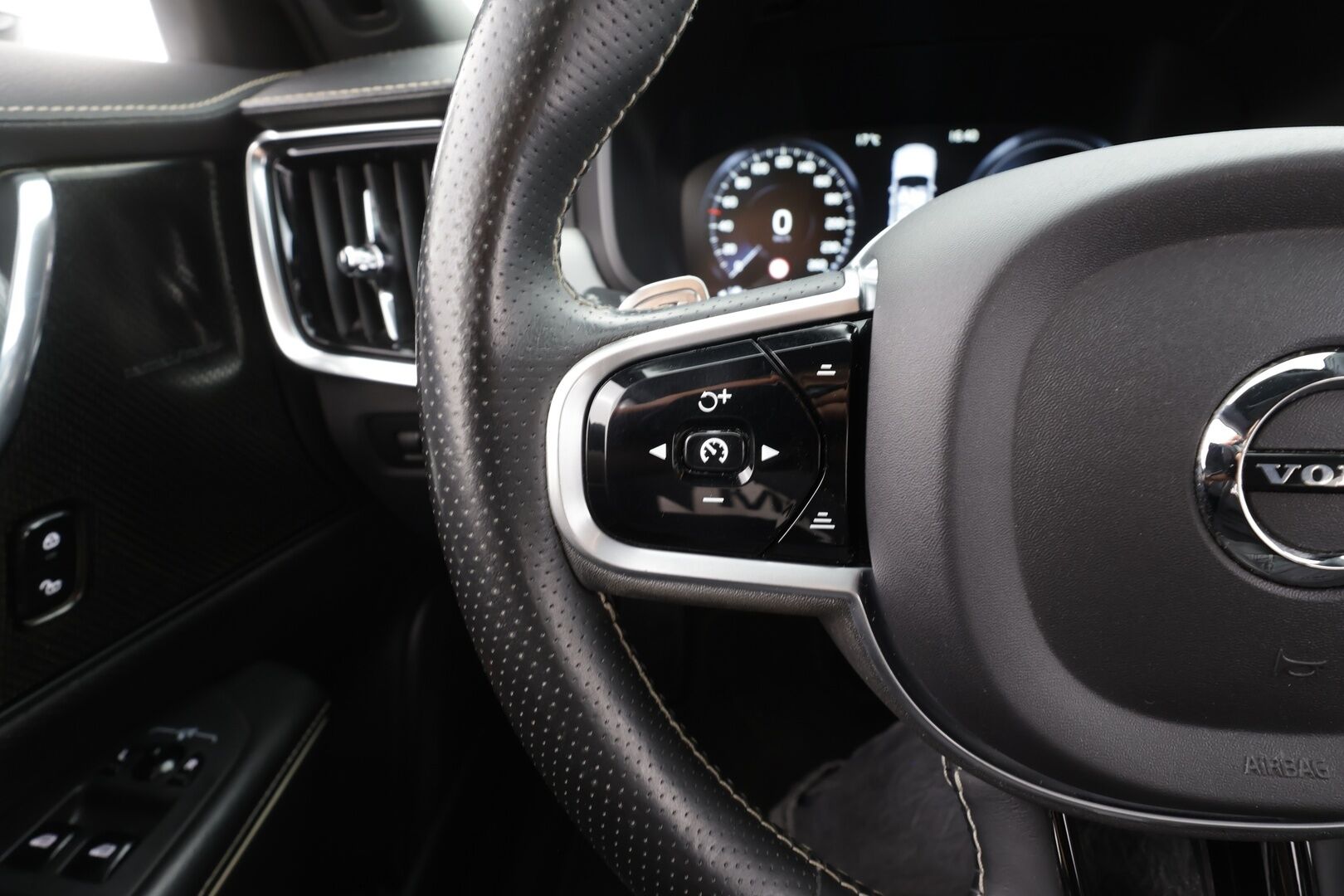 Volvo V90 2019 T8 AWD R-Design - Webasto | ACC | Harman&Kardon | Koukku | 360-Kamera | Full LED | Nahka-Alcantara | Lämpölasi | SUPERVARUSTEET!