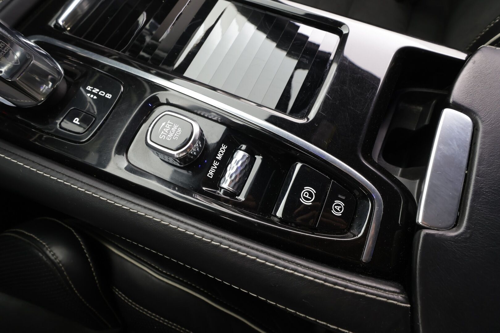 Volvo V90 2019 T8 AWD R-Design - Webasto | ACC | Harman&Kardon | Koukku | 360-Kamera | Full LED | Nahka-Alcantara | Lämpölasi | SUPERVARUSTEET!