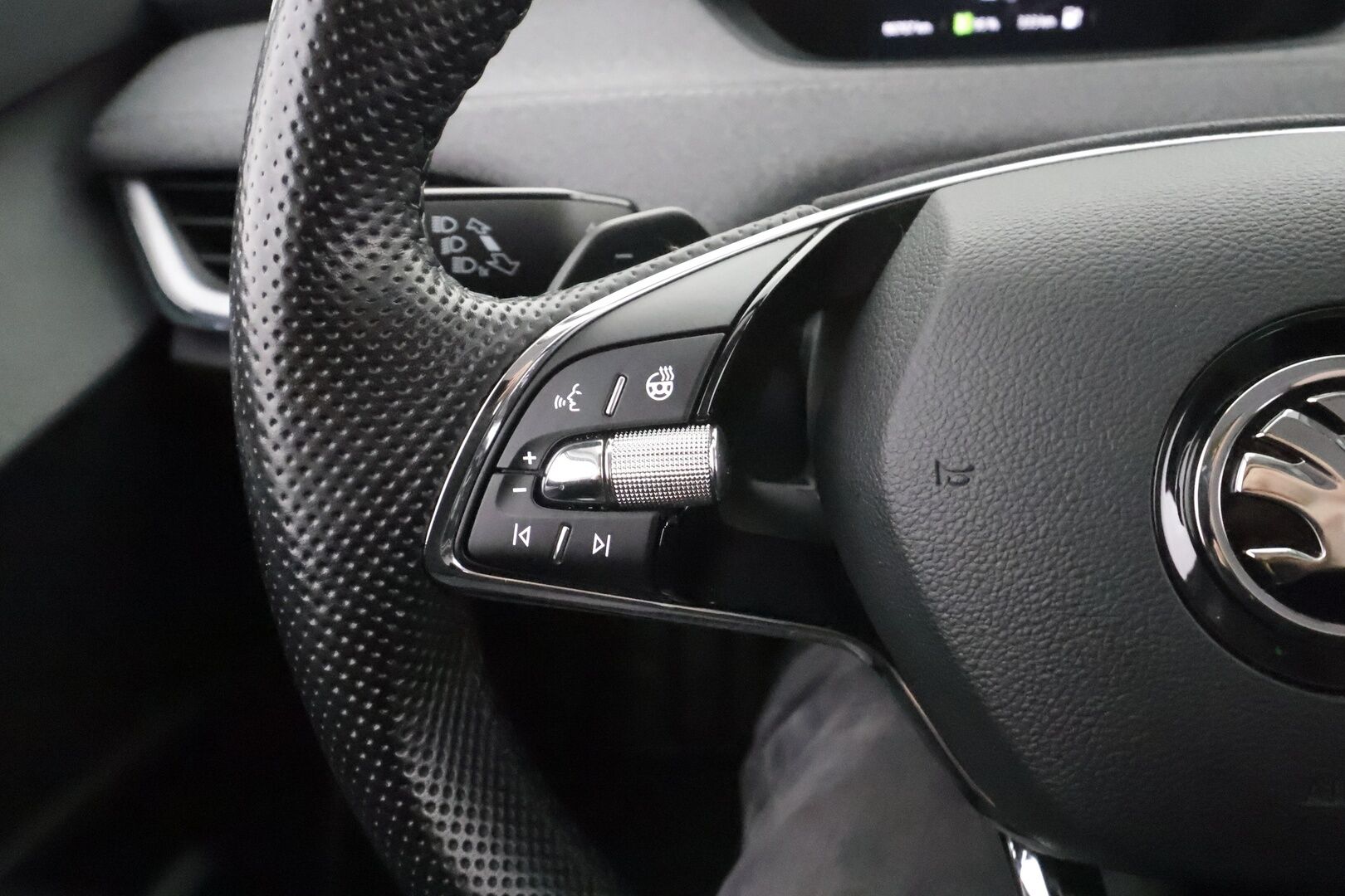 Skoda Enyaq 2021 80 Launch Edition iV * ILP / Koukku / ACC / LED / P.Kamera / Navi / Kaistavahti / Digimittaristo * - Suomi-auto / Kahdet renkaat 