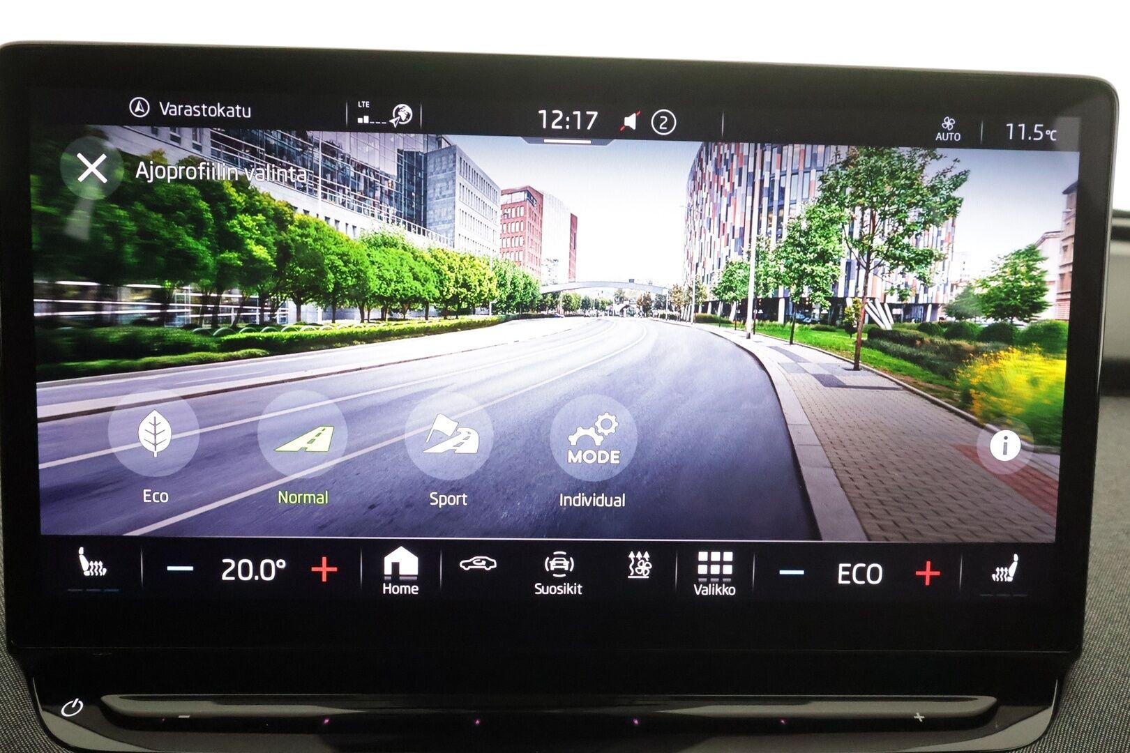 Skoda Enyaq 2021 80 Launch Edition iV * ILP / Koukku / ACC / LED / P.Kamera / Navi / Kaistavahti / Digimittaristo * - Suomi-auto / Kahdet renkaat 