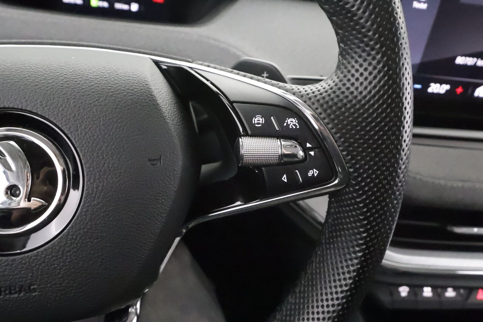 Skoda Enyaq 2021 80 Launch Edition iV * ILP / Koukku / ACC / LED / P.Kamera / Navi / Kaistavahti / Digimittaristo * - Suomi-auto / Kahdet renkaat 