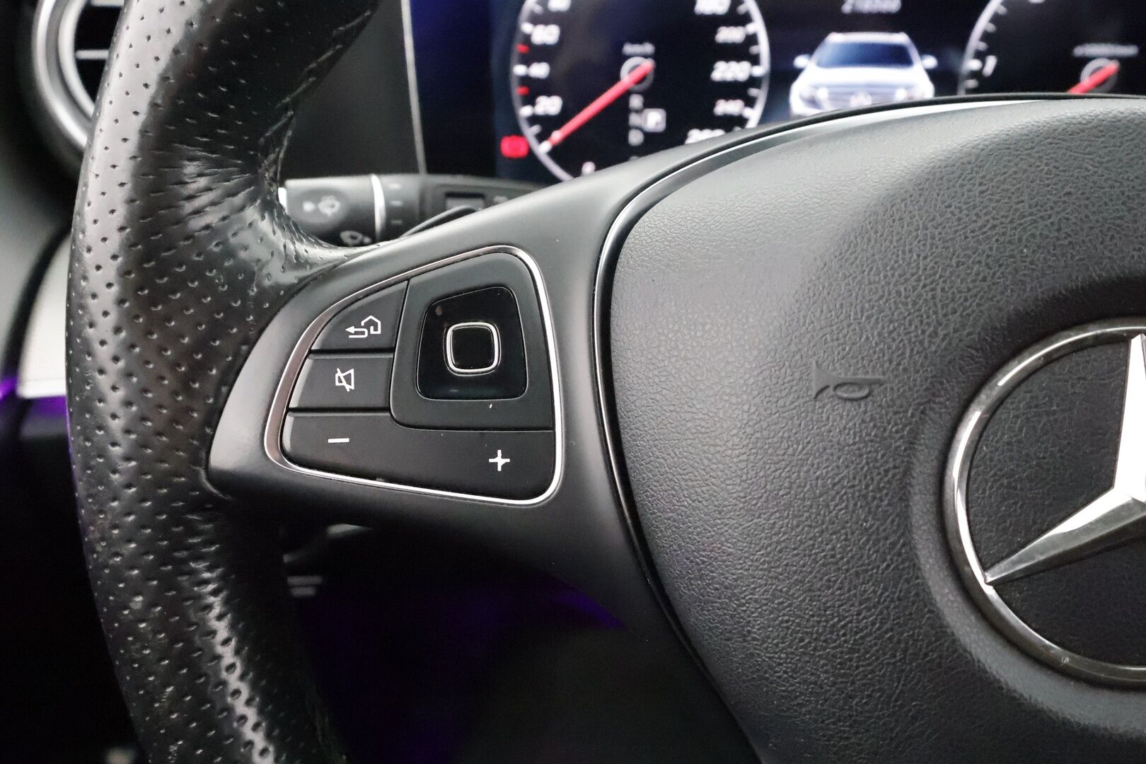 Mercedes-Benz E 2017 220 d T A Premium Business * Distronic Plus / Widescreen / Multibeam / Koukku / Sporttipenkit / Lohko* - Kahdet Renkaat - HULLUT AVAJAISHULINAT KORKOTARJOUS 3,29 %