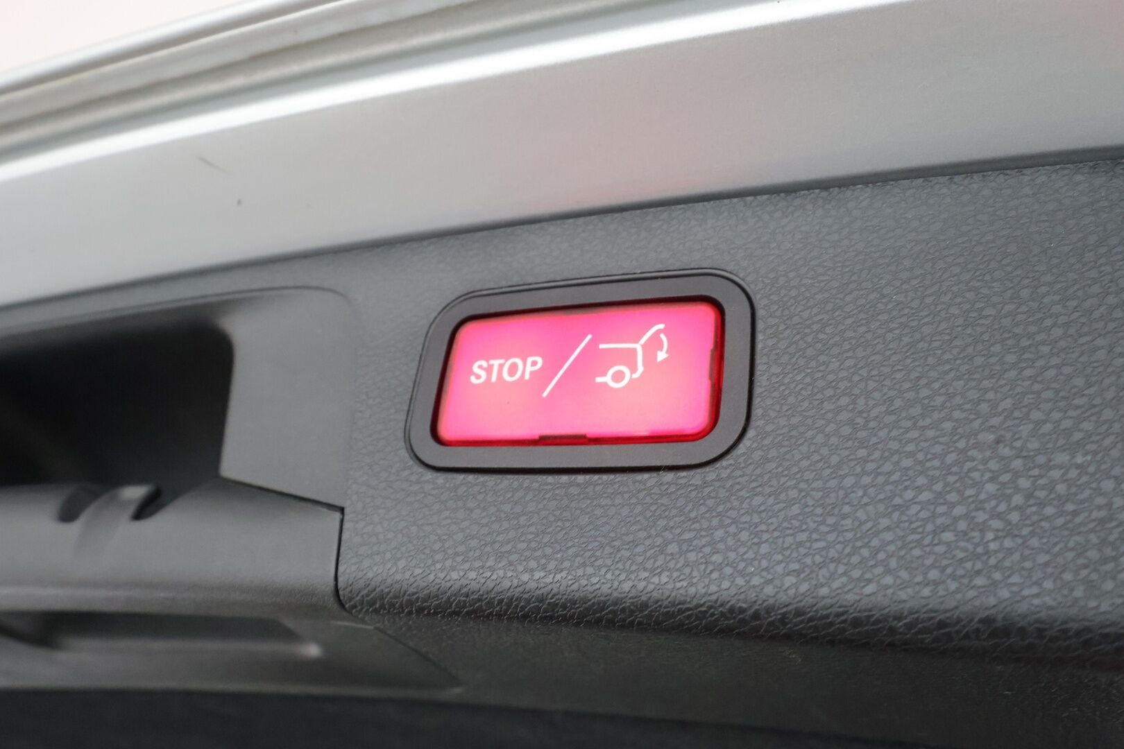 Mercedes-Benz E 2017 220 d T A Premium Business * Distronic Plus / Koukku / Lohko / Widescreen / Multibeam / Osasähköt * - Kahdet Renkaat