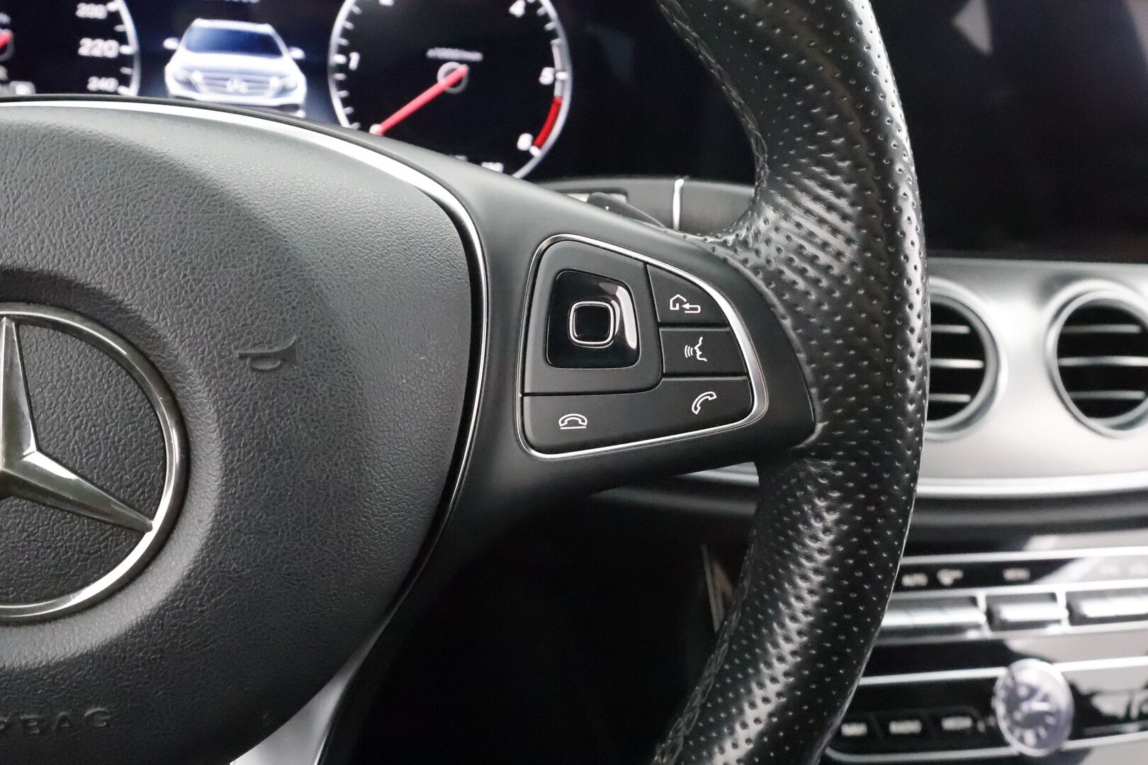 Mercedes-Benz E 2017 220 d T A Premium Business * Distronic Plus / Widescreen / Multibeam / Koukku / Sporttipenkit / Lohko* - Kahdet Renkaat - HULLUT AVAJAISHULINAT KORKOTARJOUS 3,29 %