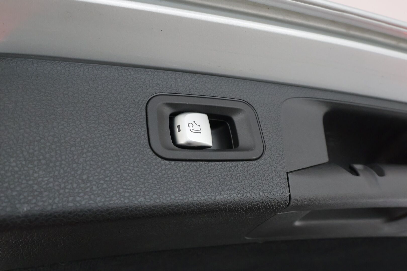 Mercedes-Benz E 2017 220 d T A Premium Business * Distronic Plus / Koukku / Lohko / Widescreen / Multibeam / Osasähköt * - Kahdet Renkaat