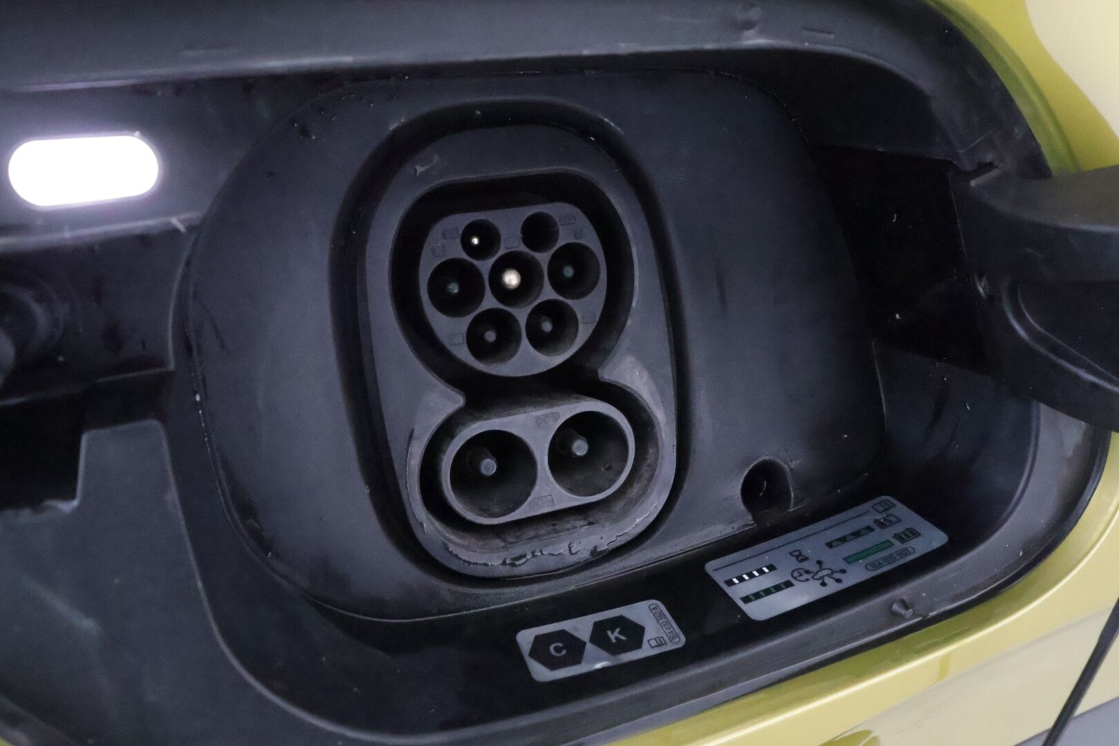 Volkswagen ID.4 2021 Pro Performance Business 150 kW **Lämpöpumppu / Koukku / Adapt.Vakkari / Matrix-LED / P.Kamera / Navi / Kaistavahti** - 1-om Suomi-auto / Akku kuntotarkastettu / 2x Latauskaapelit / Kahdet Renkaat / Juuri Huollettu!