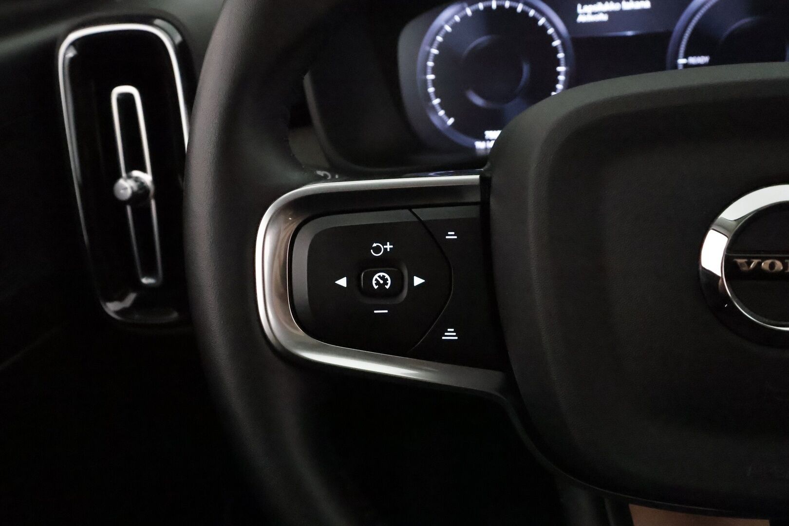 Volvo XC40 2021 T5 TwE Business Inscription aut **Adapt.vakkari / Full LED / Muistipenkki / 360° / Webasto / Navi / KeylessGo** - 3,99 % KORKOTARJOUS TÄHÄN AUTOON - 1.Om Suomi-auto / Kahdet renkaat aluvanteilla / Merkkihuollettu / Sähköpenkit / Penkinlämmittimet takana / Tuulilasin lämmitin / BLIS / Koukku