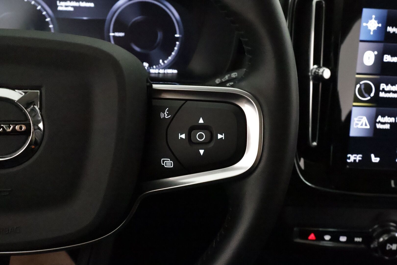 Volvo XC40 2021 T5 TwE Business Inscription aut **Adapt.vakkari / Full LED / Muistipenkki / 360° / Webasto / Navi / KeylessGo** - 3,99 % KORKOTARJOUS TÄHÄN AUTOON - 1.Om Suomi-auto / Kahdet renkaat aluvanteilla / Merkkihuollettu / Sähköpenkit / Penkinlämmittimet takana / Tuulilasin lämmitin / BLIS / Koukku