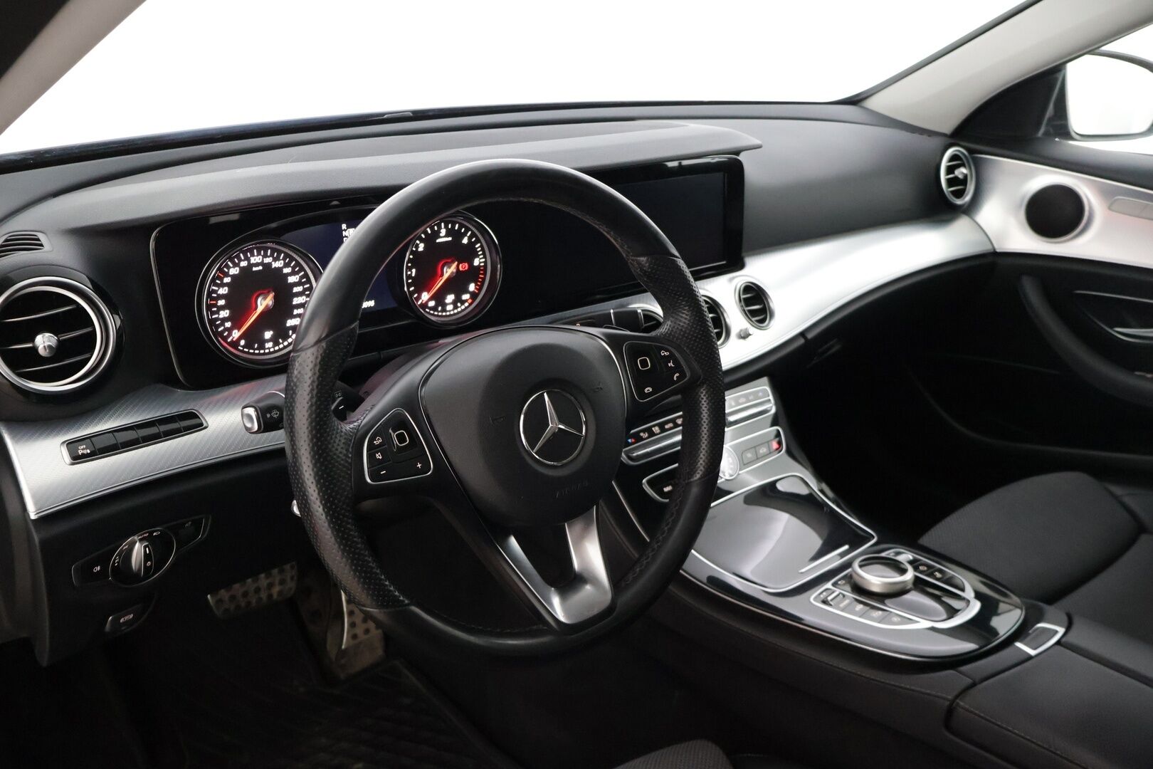 Mercedes-Benz E 2017 220 d 4Matic T A All-Terrain * Distronic+ / Webasto / Ilma-Alusta / Sähkökontti / Vetokoukku / P-Kamera* - Adapt. Cruise / 2x Vanteet & Renkaat / Hyvin huollettu! 