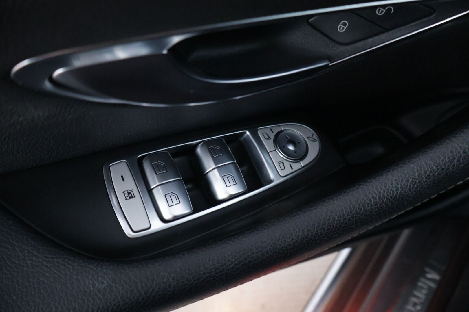 Mercedes-Benz E 2017 220 d 4Matic T A All-Terrain * Distronic+ / Webasto / Ilma-Alusta / Sähkökontti / Vetokoukku / P-Kamera* - Adapt. Cruise / 2x Vanteet & Renkaat / Hyvin huollettu! 