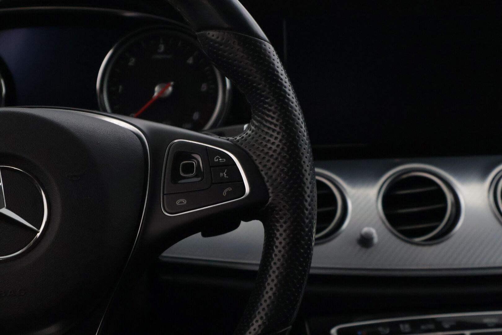 Mercedes-Benz E 2017 220 d 4Matic T A All-Terrain * Distronic+ / Webasto / Ilma-Alusta / Sähkökontti / Vetokoukku / P-Kamera* - Adapt. Cruise / 2x Vanteet & Renkaat / Hyvin huollettu! 