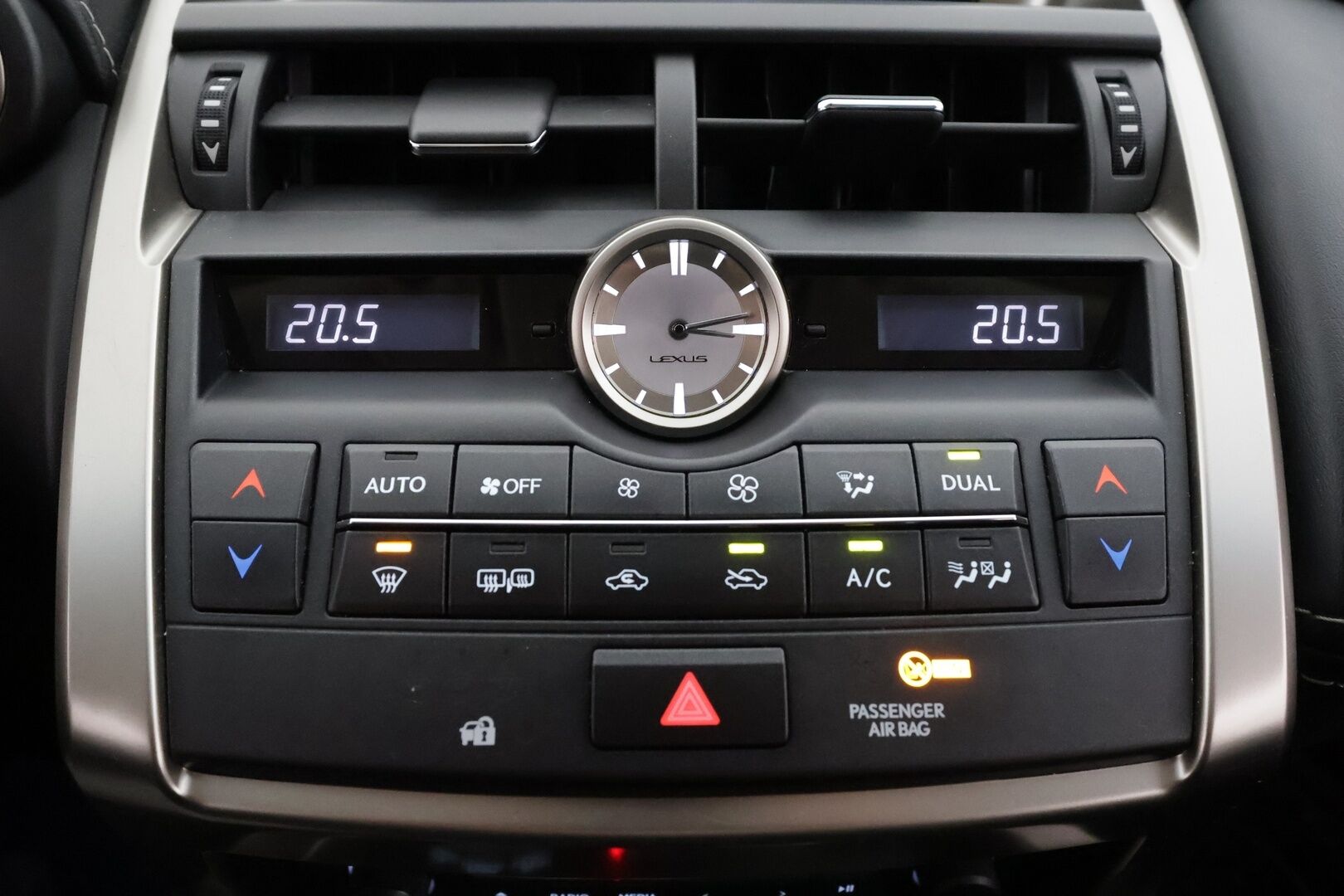 Lexus NX 2016 300h Hybrid A AWD Comfort * Webasto / LED / P.Kamera / Puolinahat / Navi / Bluetooth / Vakkari * - Kahdet renkaat