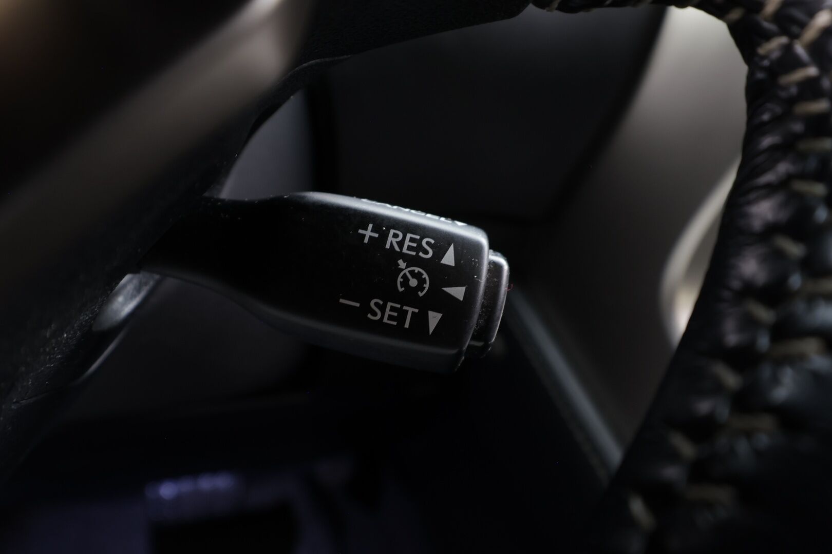 Lexus NX 2016 300h Hybrid A AWD Comfort * Webasto / LED / P.Kamera / Puolinahat / Navi / Bluetooth / Vakkari * - Kahdet renkaat