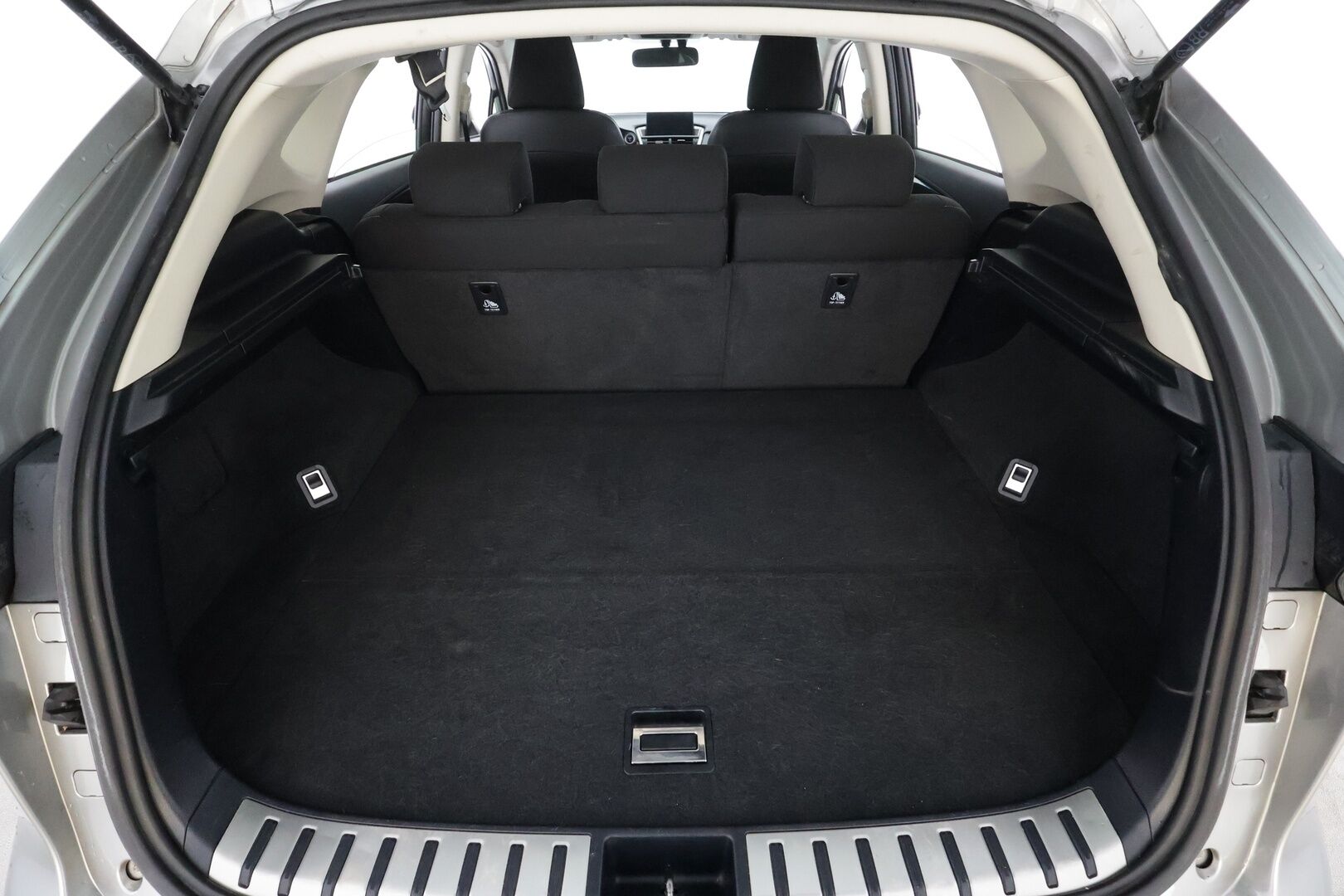 Lexus NX 2016 300h Hybrid A AWD Comfort * Webasto / LED / P.Kamera / Puolinahat / Navi / Bluetooth / Vakkari * - Kahdet renkaat