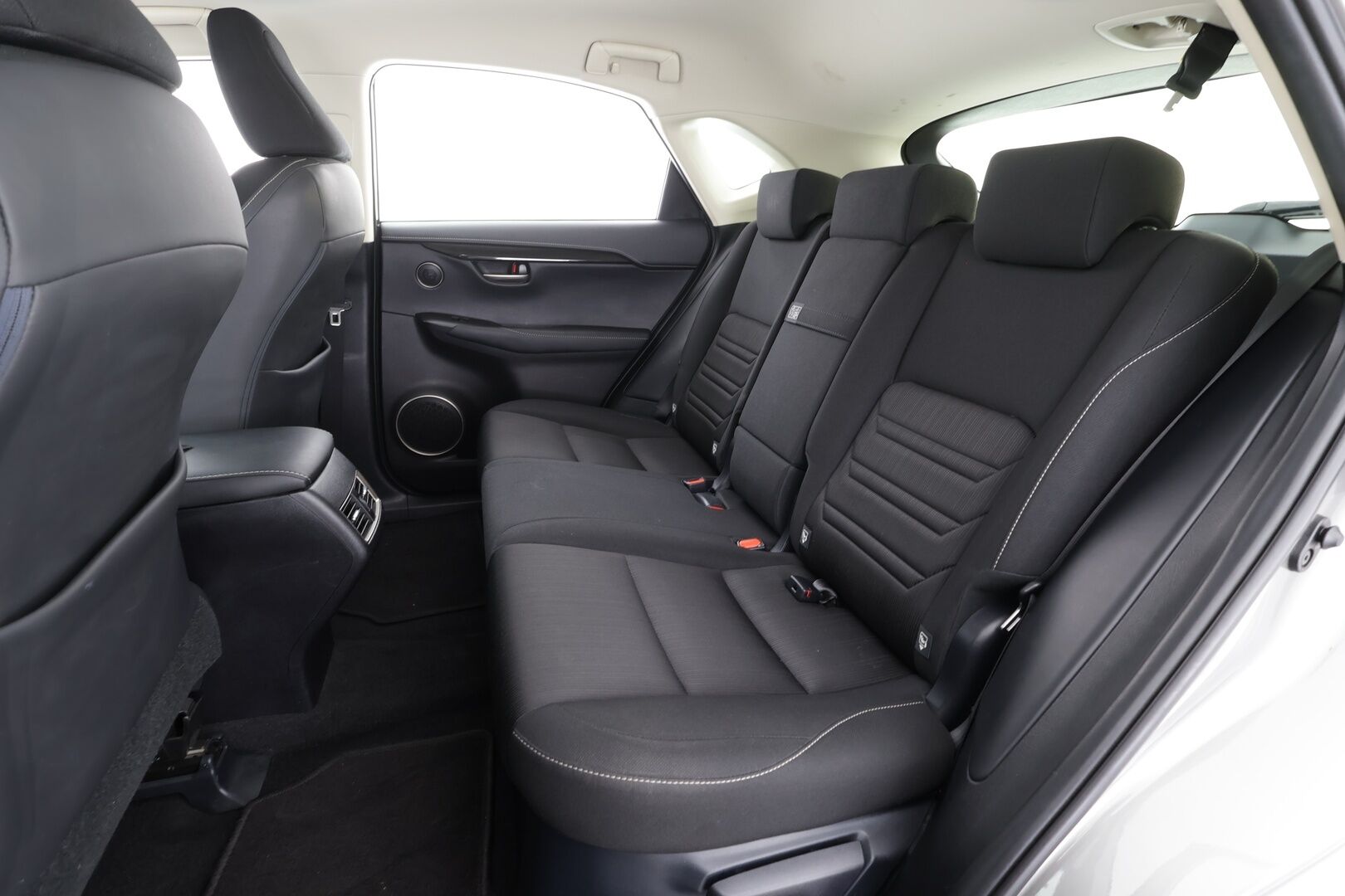 Lexus NX 2016 300h Hybrid A AWD Comfort * Webasto / LED / P.Kamera / Puolinahat / Navi / Bluetooth / Vakkari * - Kahdet renkaat - HULLUT BLACKWEEK JATKOT - KORKOTARJOUS 2,49%