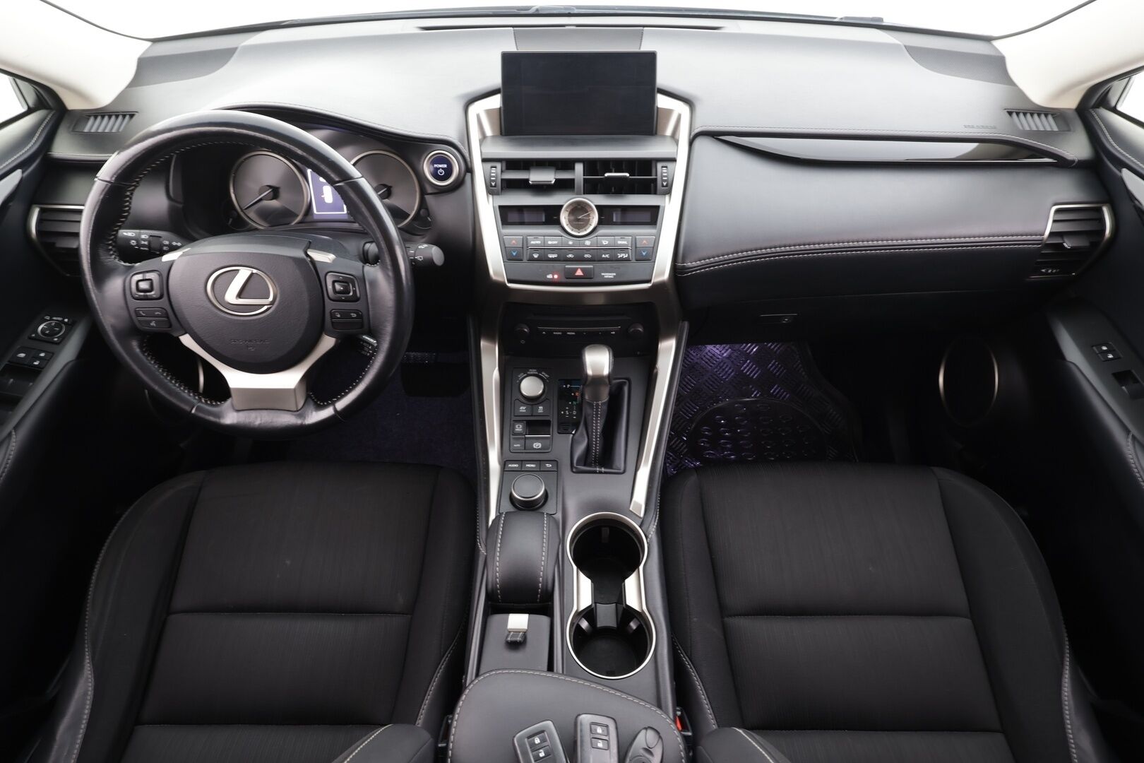 Lexus NX 2016 300h Hybrid A AWD Comfort * Webasto / LED / P.Kamera / Puolinahat / Navi / Bluetooth / Vakkari * - Kahdet renkaat