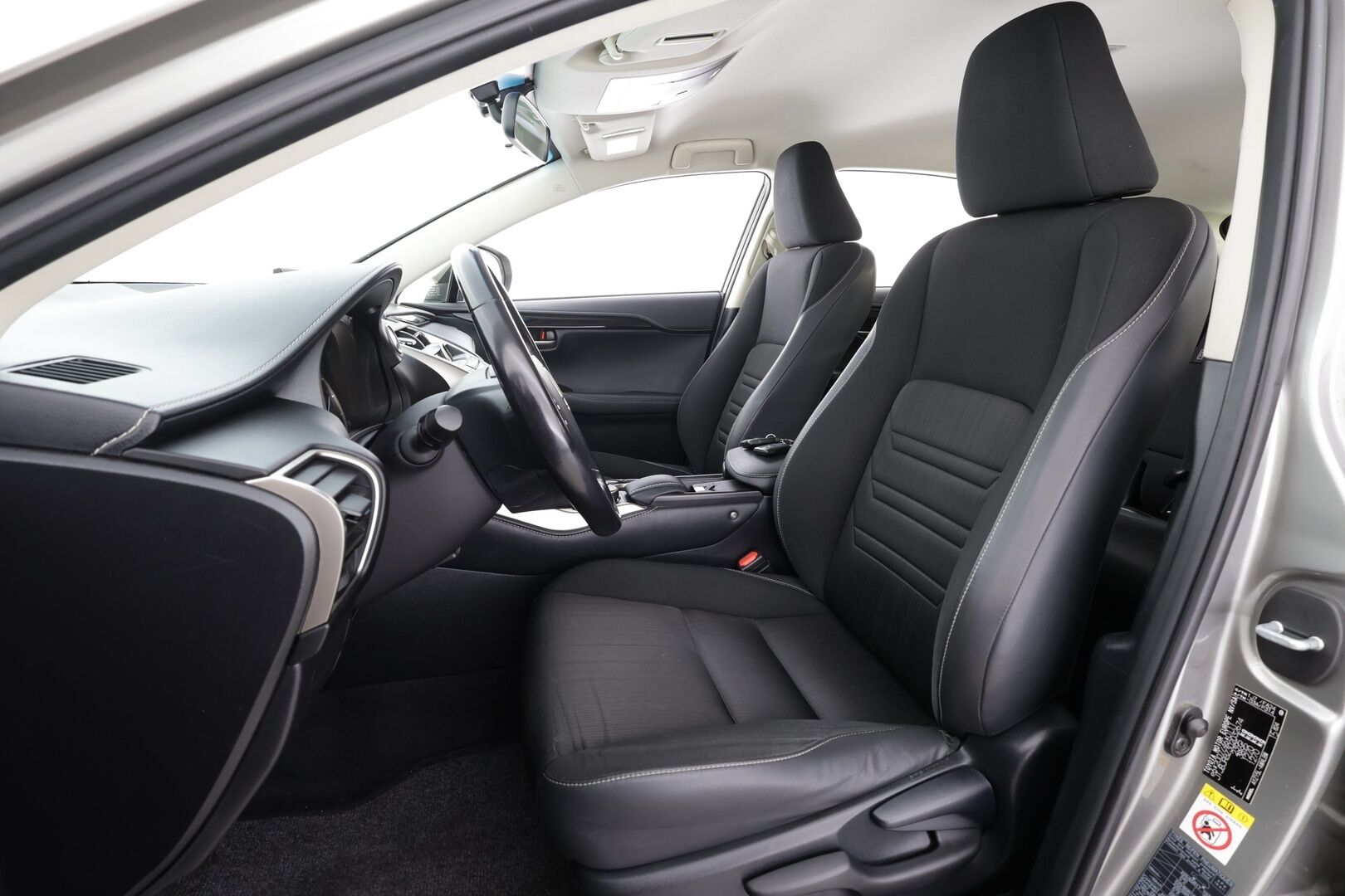 Lexus NX 2016 300h Hybrid A AWD Comfort * Webasto / LED / P.Kamera / Puolinahat / Navi / Bluetooth / Vakkari * - Kahdet renkaat