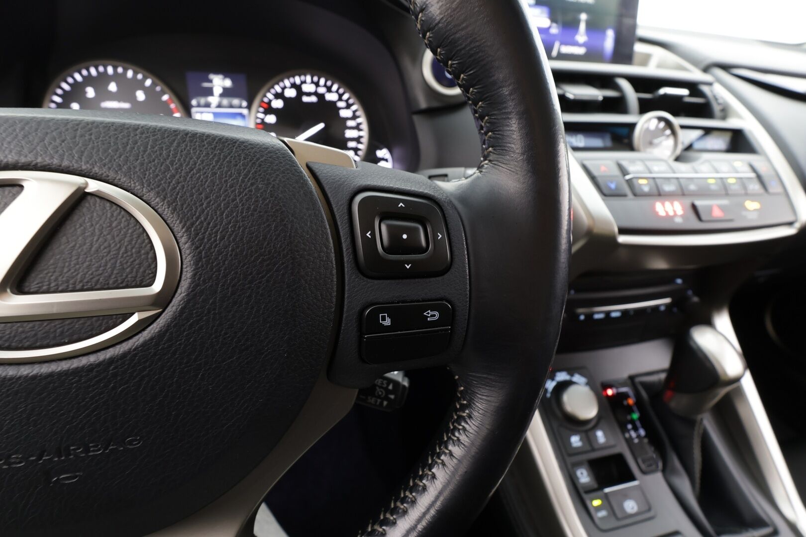 Lexus NX 2016 300h Hybrid A AWD Comfort * Webasto / LED / P.Kamera / Puolinahat / Navi / Bluetooth / Vakkari * - Kahdet renkaat