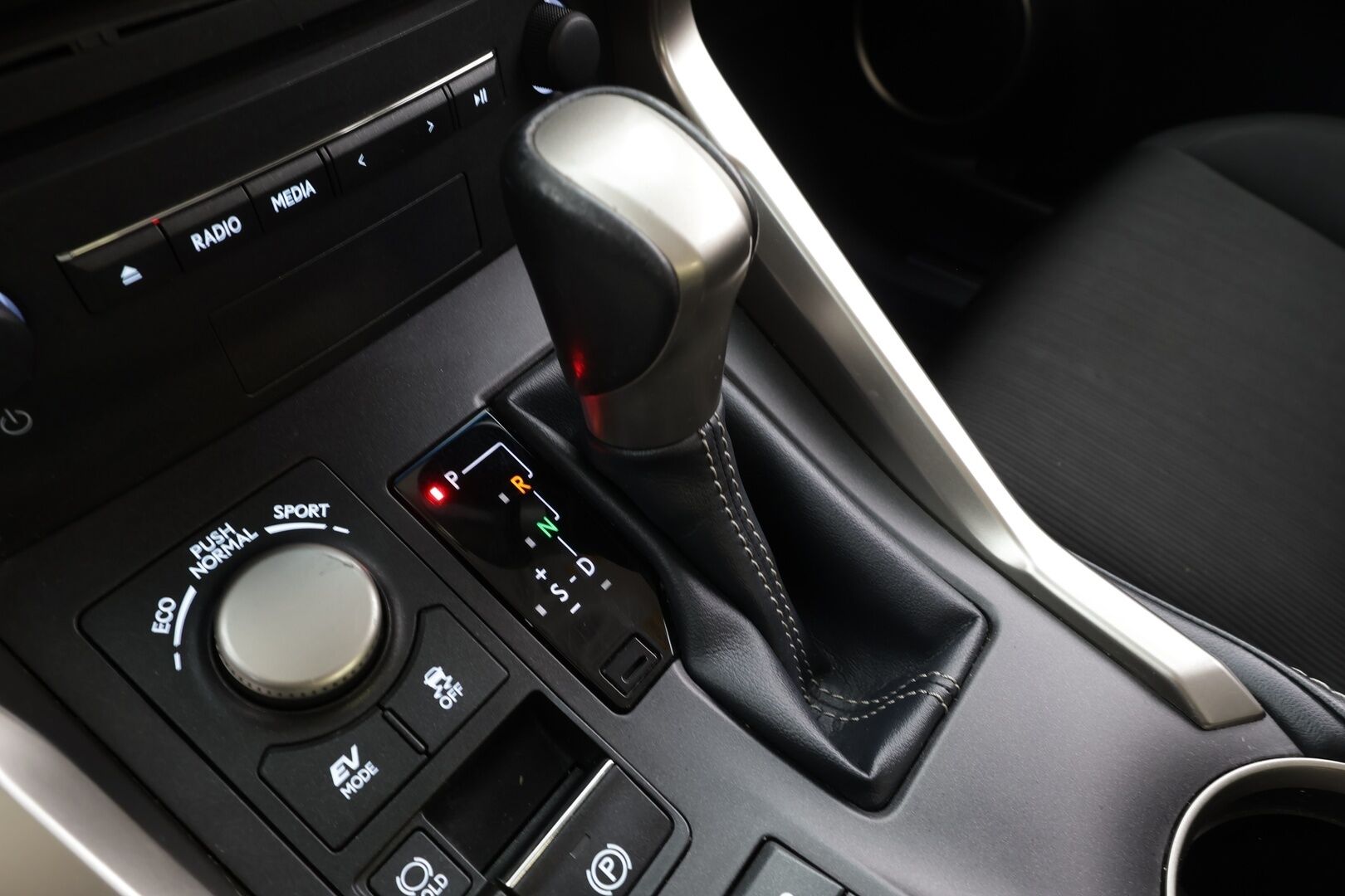 Lexus NX 2016 300h Hybrid A AWD Comfort * Webasto / LED / P.Kamera / Puolinahat / Navi / Bluetooth / Vakkari * - Kahdet renkaat - HULLUT BLACKWEEK JATKOT - KORKOTARJOUS 2,49%