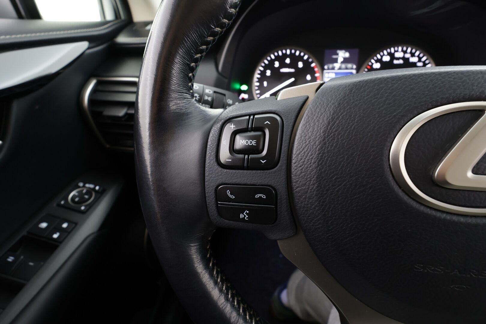 Lexus NX 2016 300h Hybrid A AWD Comfort * Webasto / LED / P.Kamera / Puolinahat / Navi / Bluetooth / Vakkari * - Kahdet renkaat