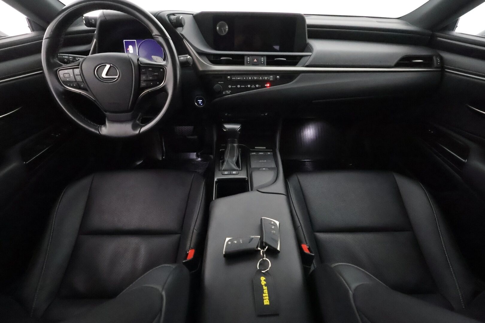 Lexus ES 2020 300H Executive **Lasikattoluukku / Adapt.Vakkari / P. Kamera / LED-valot / Nahkaverhoilu / KeylessGO / 2x Renkaat** - 3,99 % KORKOTARJOUS TÄHÄN AUTOON - 