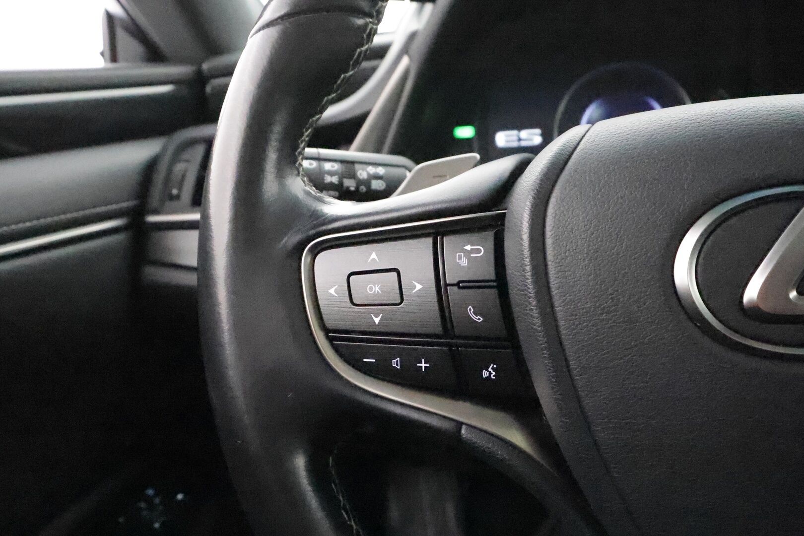 Lexus ES 2020 300H Executive **Lasikattoluukku / Adapt.Vakkari / P. Kamera / LED-valot / Nahkaverhoilu / KeylessGO / 2x Renkaat** - 3,99 % KORKOTARJOUS TÄHÄN AUTOON - 
