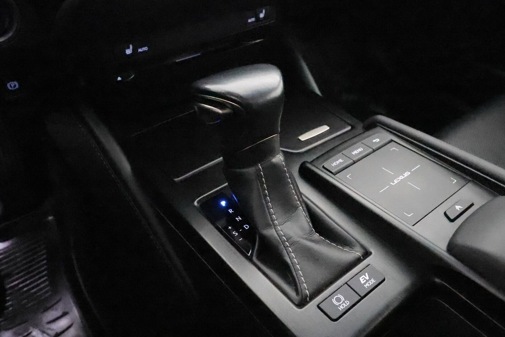 Lexus ES 2020 300H Executive **Lasikattoluukku / Adapt.Vakkari / P. Kamera / LED-valot / Nahkaverhoilu / KeylessGO / 2x Renkaat** - 3,99 % KORKOTARJOUS TÄHÄN AUTOON - 