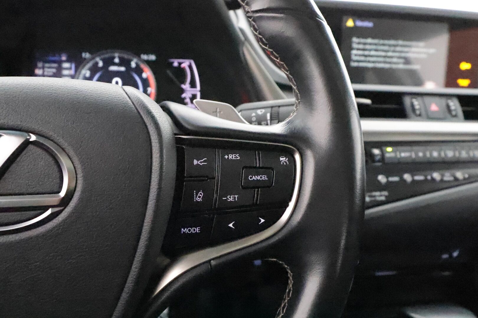 Lexus ES 2020 300H Executive **Lasikattoluukku / Adapt.Vakkari / P. Kamera / LED-valot / Nahkaverhoilu / KeylessGO / 2x Renkaat** - 3,99 % KORKOTARJOUS TÄHÄN AUTOON - 