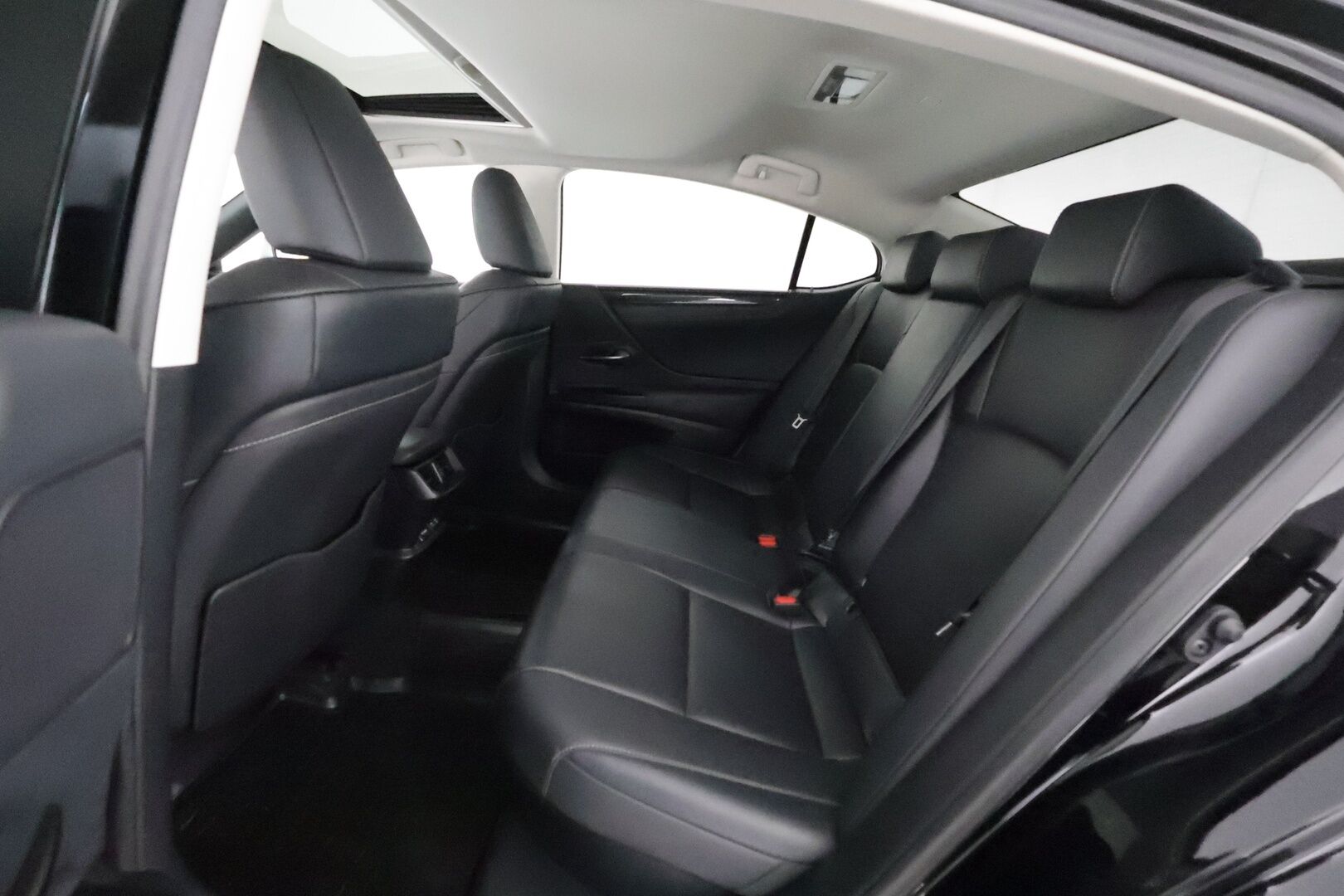 Lexus ES 2020 300H Executive **Lasikattoluukku / Adapt.Vakkari / P. Kamera / LED-valot / Nahkaverhoilu / KeylessGO / 2x Renkaat** - 3,99 % KORKOTARJOUS TÄHÄN AUTOON - 