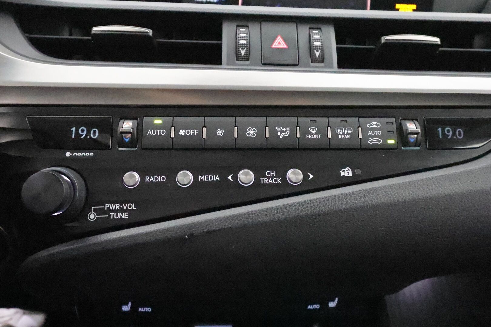 Lexus ES 2020 300H Executive **Lasikattoluukku / Adapt.Vakkari / P. Kamera / LED-valot / Nahkaverhoilu / KeylessGO / 2x Renkaat** - 3,99 % KORKOTARJOUS TÄHÄN AUTOON - 