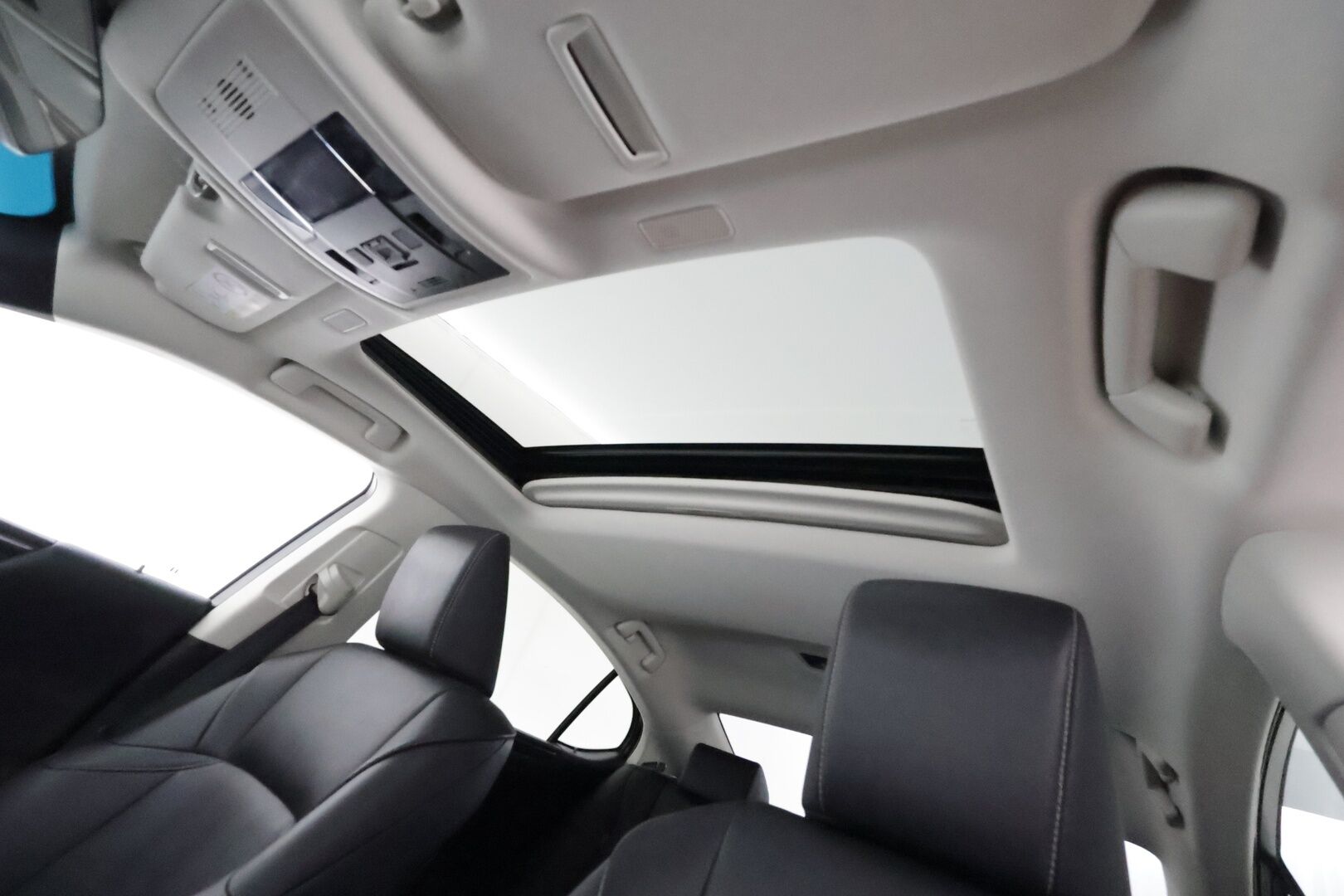 Lexus ES 2020 300H Executive **Lasikattoluukku / Adapt.Vakkari / P. Kamera / LED-valot / Nahkaverhoilu / KeylessGO / 2x Renkaat** - 3,99 % KORKOTARJOUS TÄHÄN AUTOON - 