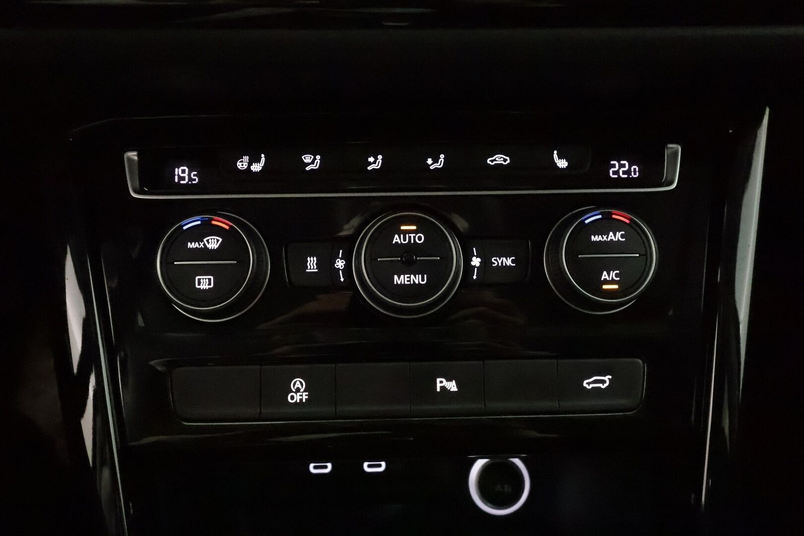 Volkswagen Touran 2021 Style 1,5 TSI EVO 110kW DSG 7-hlö **Webasto / Digimittari / LED / P-kamera / Adapt.Vakkari / Ratinlämmitin** - 3,99 % KORKOTARJOUS TÄHÄN AUTOON - 1-Om Suomi-auto / Merkkihuollettu