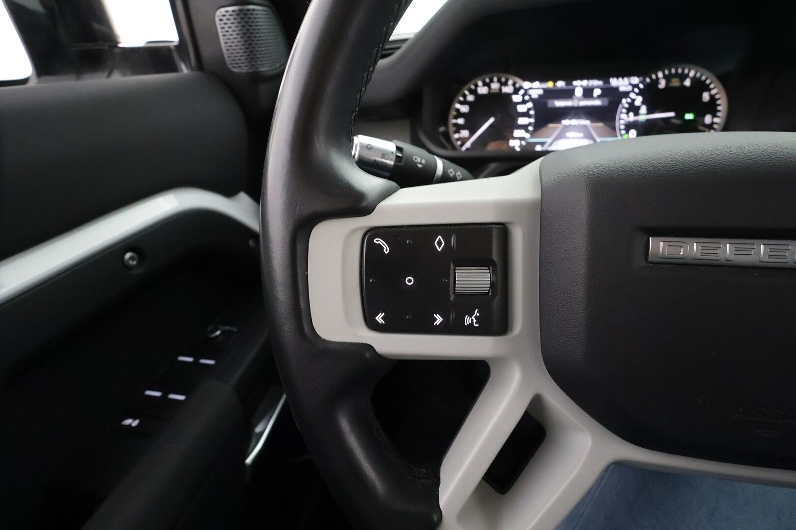 Land Rover Defender 2022 110 P400e Plug-in Hybrid * Vakkari / Webasto / 360 kamera / Ilma-alusta / Koukku / Navi * - Suomi-auto / Akku kuntotarkastettu SoH 94,2% / Kahdet renkaat aluvanteilla 