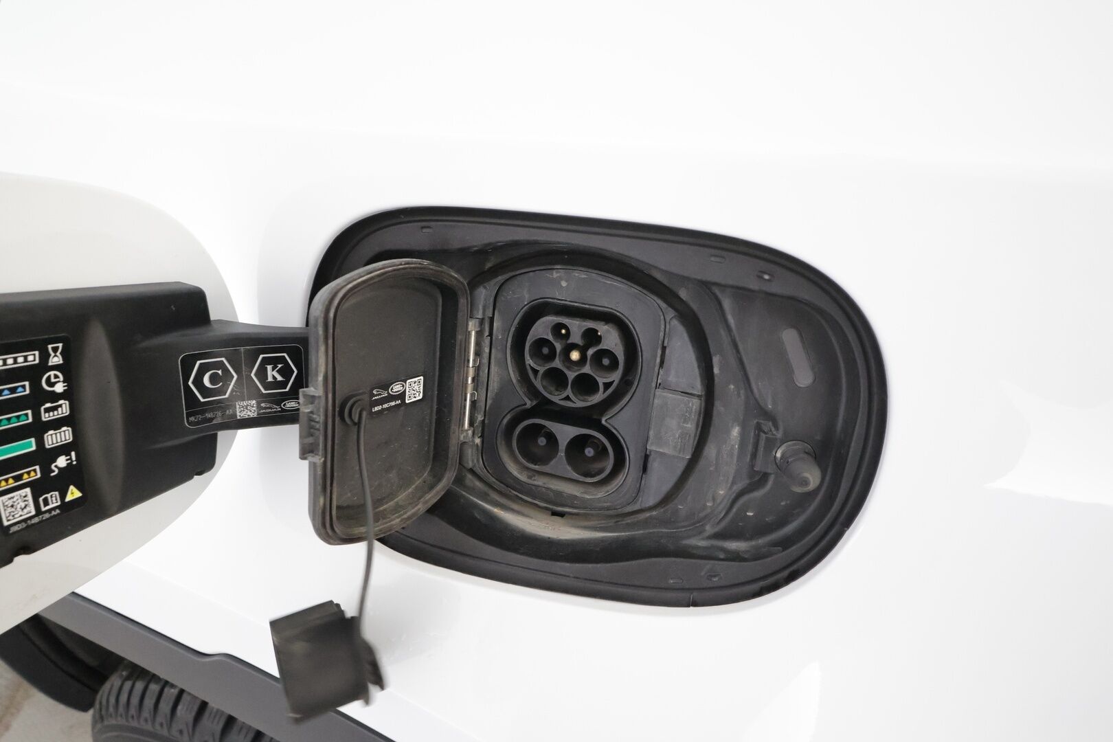 Land Rover Defender 2022 110 P400e Plug-in Hybrid * Vakkari / Webasto / 360 kamera / Ilma-alusta / Koukku / Navi * - Suomi-auto / Akku kuntotarkastettu SoH 94,2% / Kahdet renkaat aluvanteilla 
